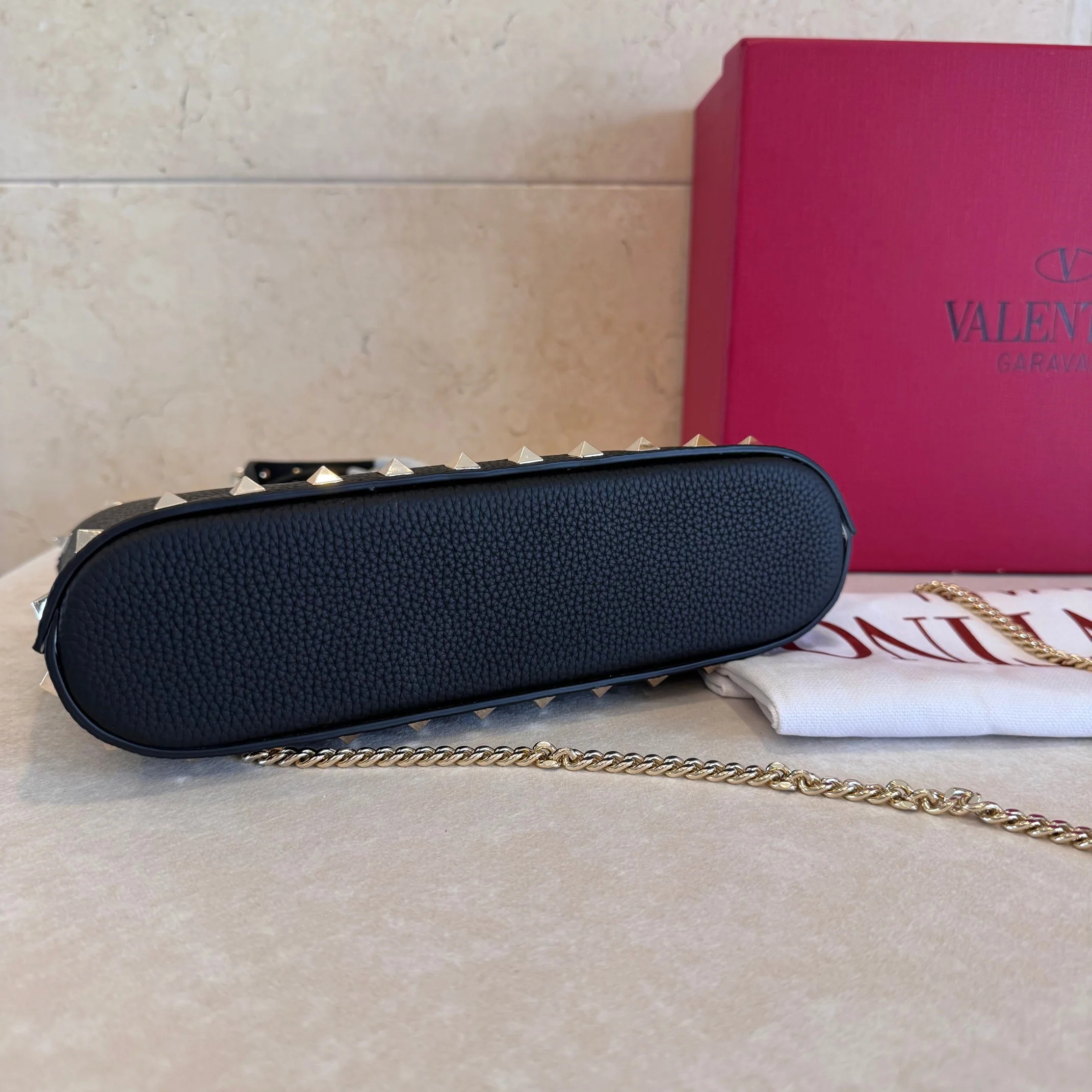 발렌티노 락스터드 카프스킨 크로스백 상세 이미지 8