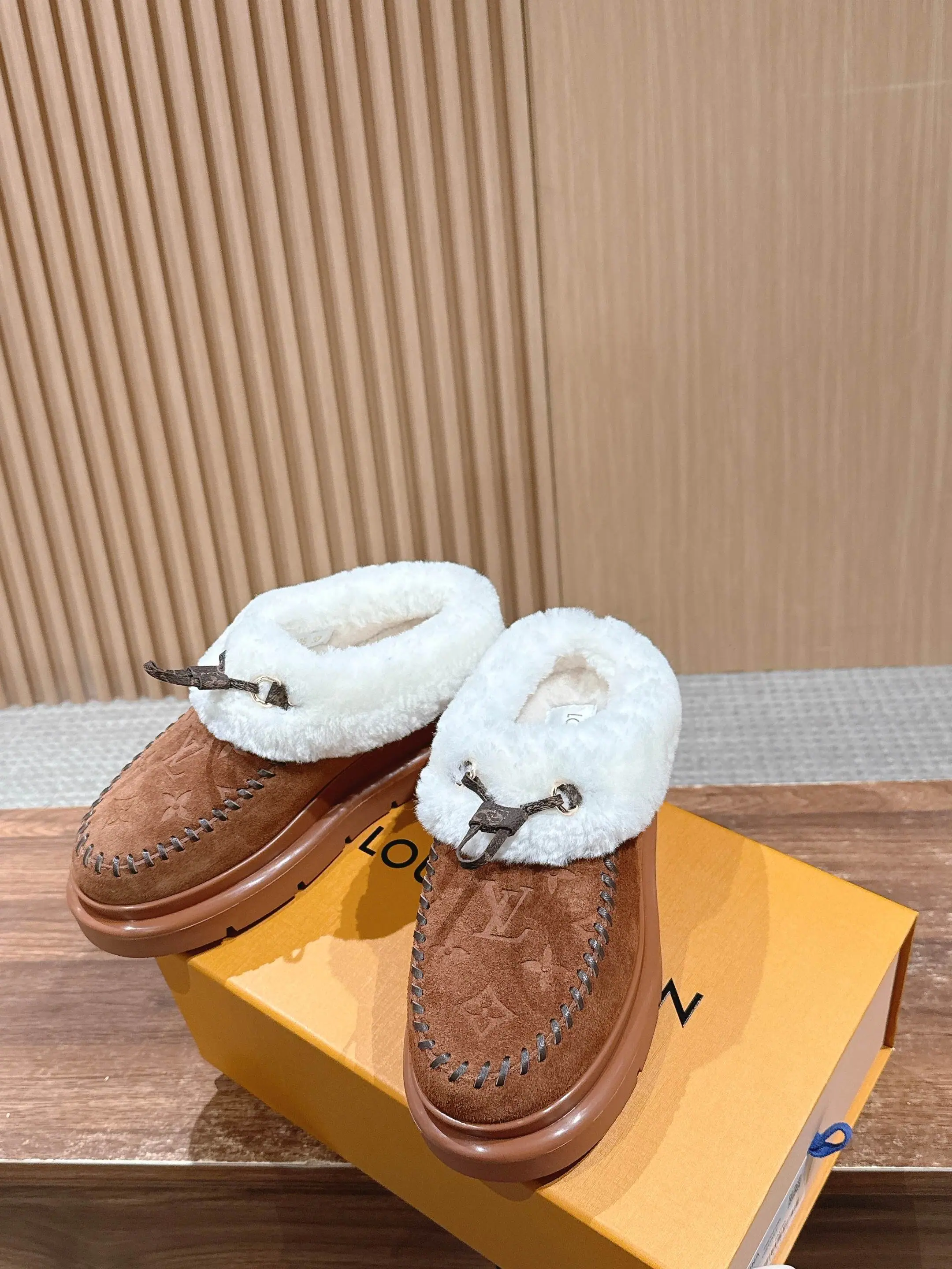 루이비통 모노그램 엠보싱 스웨이드 로퍼 상세 이미지 4