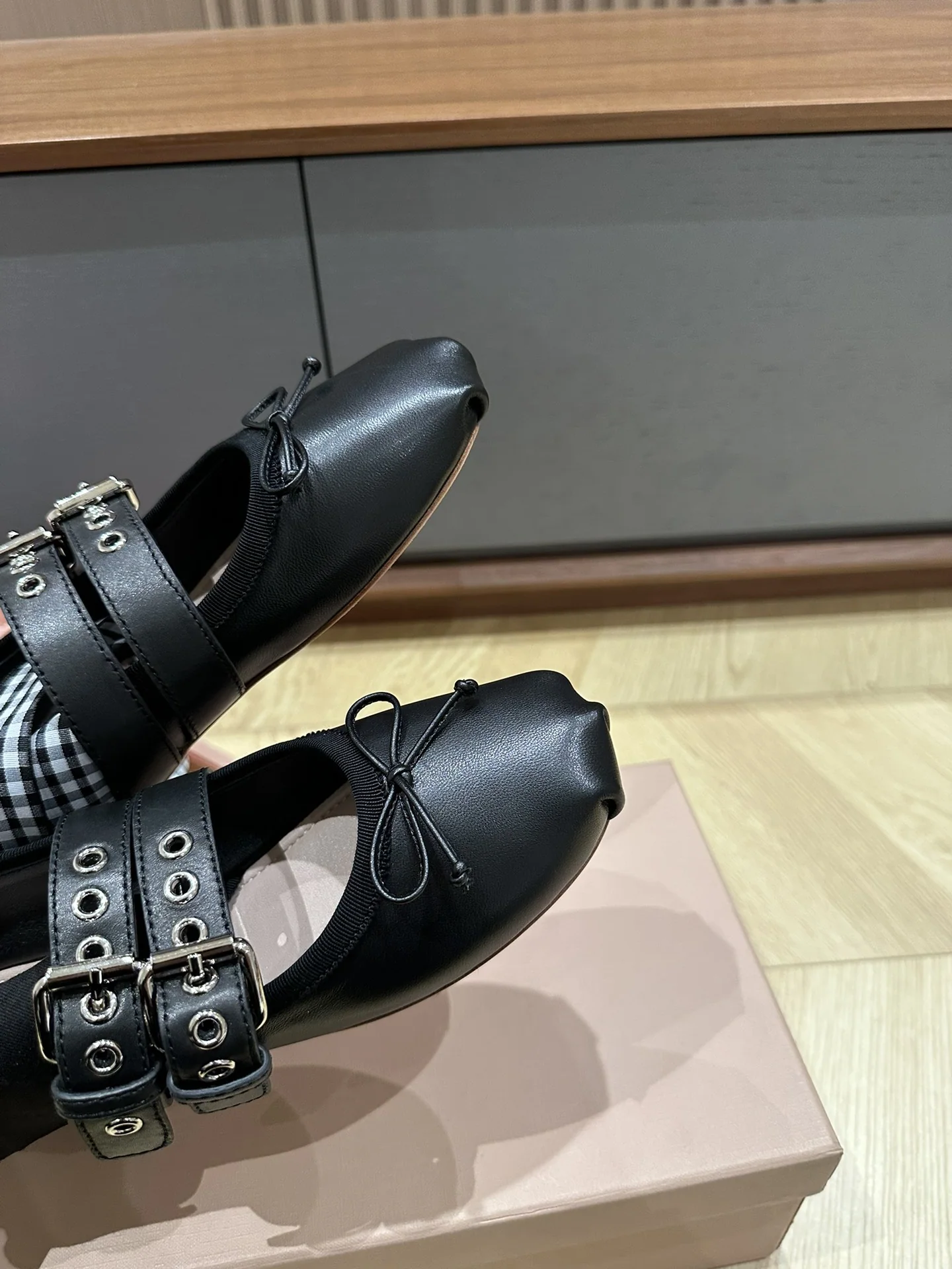 미우미우 클래식 레이스업 신발 상세 이미지 8