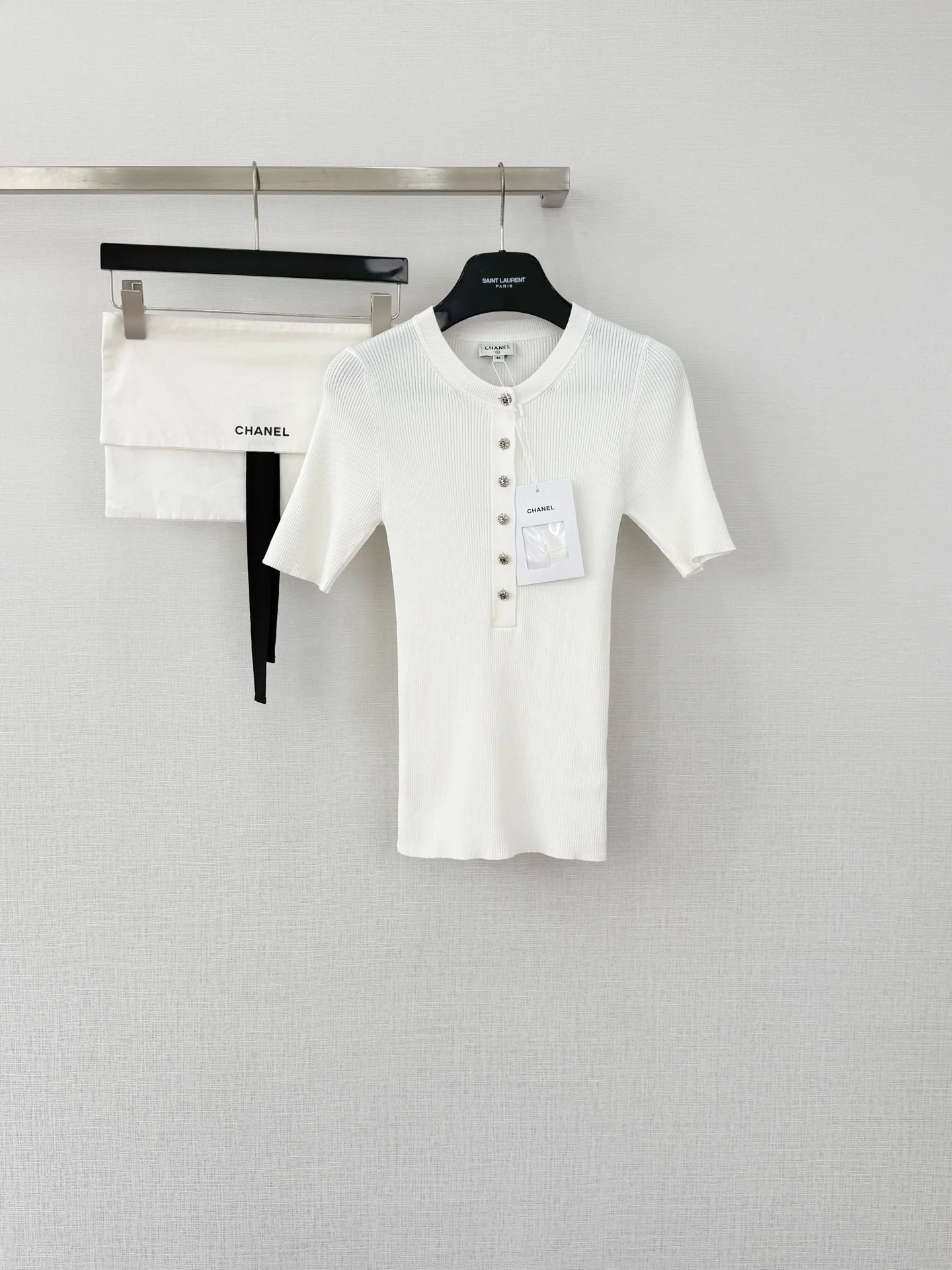 샤넬 더블 C 메탈 버클 슬림핏 니트 반팔 탑 상세 이미지 1