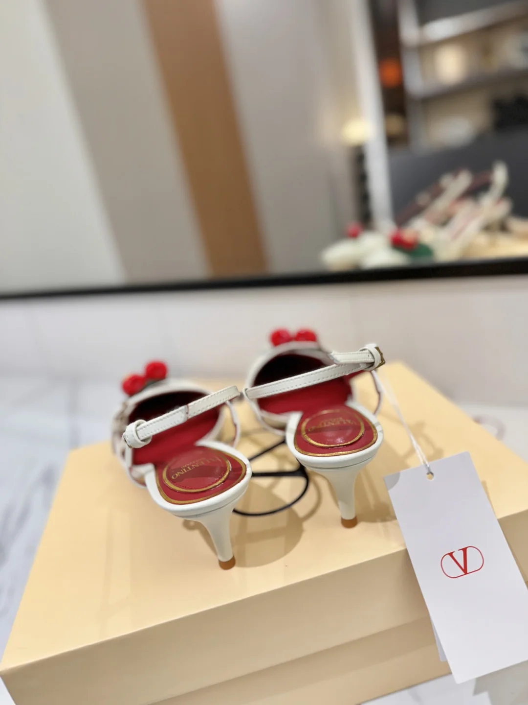 발렌티노 V 버클 체리 장식 샌들 상세 이미지 8