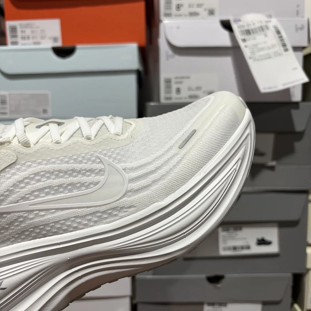 나이키 [GT] 보메로 플러스 HV8154-102 201497 Nike Vomero Plus Triple White 상세 이미지 9