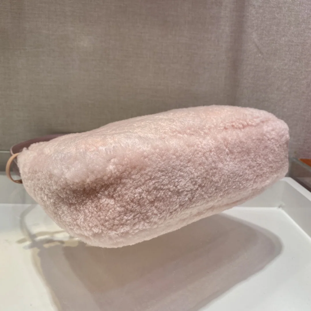 프라다 보송보송 호보백 상세 이미지 7
