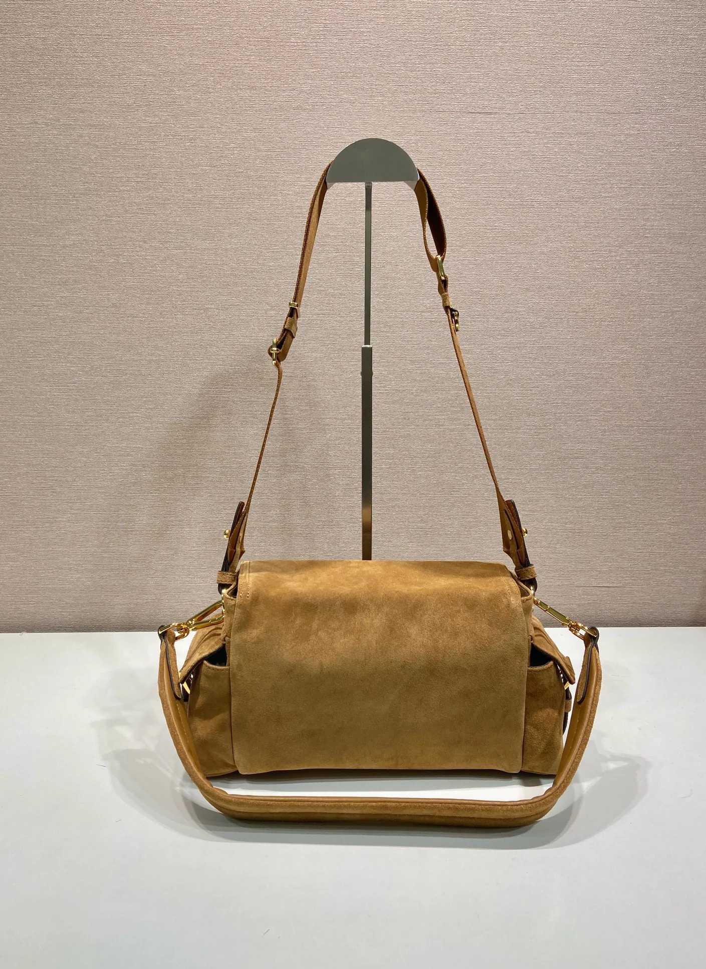 프라다 스웨이드 메신저백 1BD394 상세 이미지 4