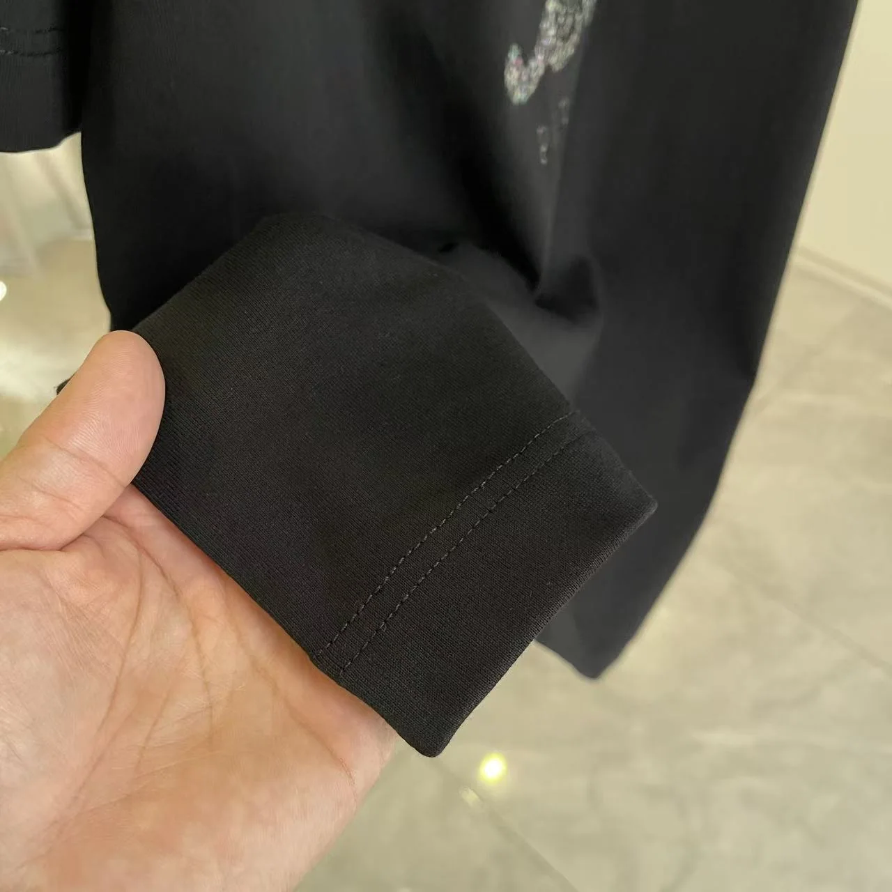 셀린느 두꺼운 러버 원단 반팔 티셔츠 상세 이미지 9