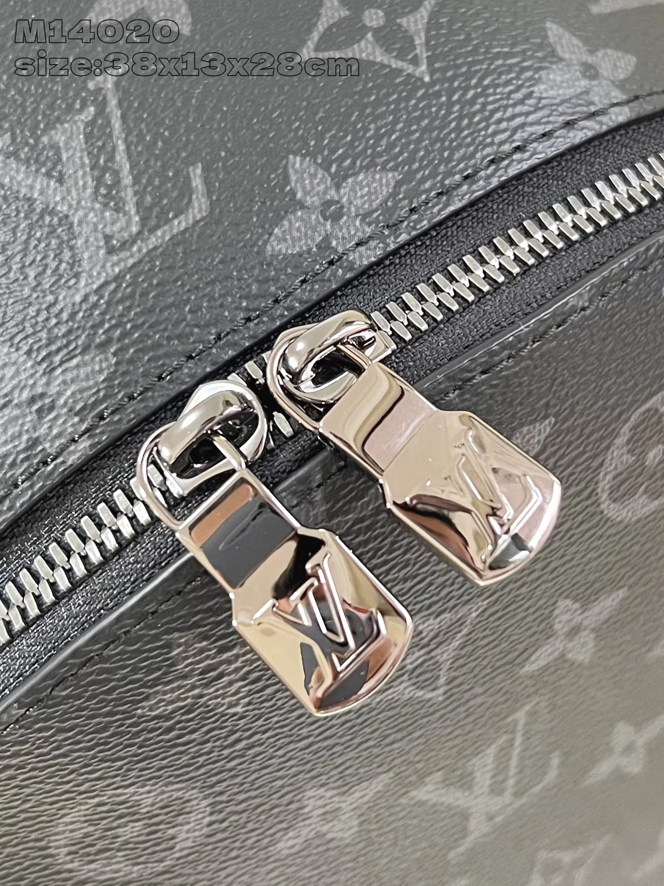 루이비통 M14020 블랙 백팩 모노그램 상세 이미지 7