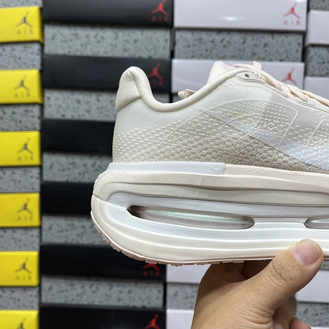 나이키 [M] 보메로 프리미엄 IQ8102-100 201659 Nike Vomero Premium Chalk 상세 이미지 6