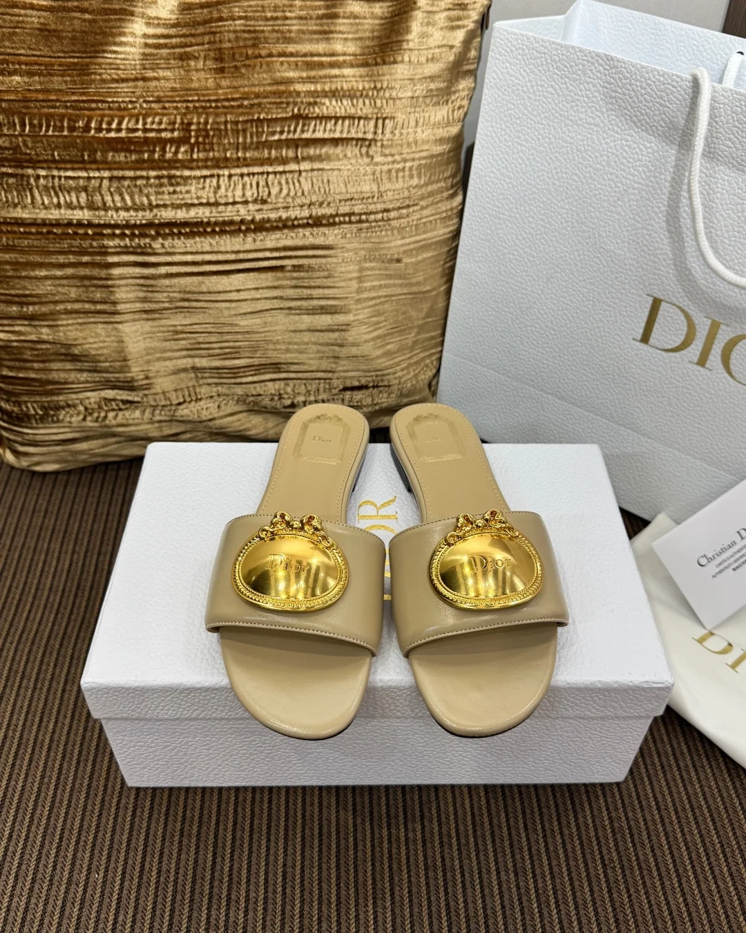 디올 카나주 메탈 버클 램스킨 샌들 상세 이미지 3