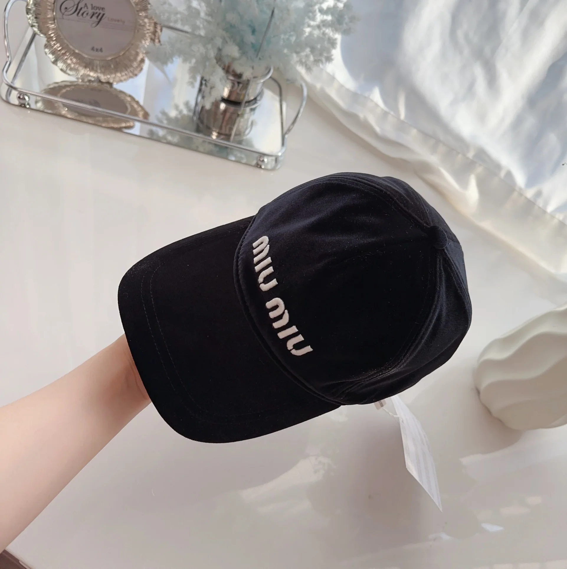 미우미우 벨벳 로고 자수 캡 상세 이미지 8