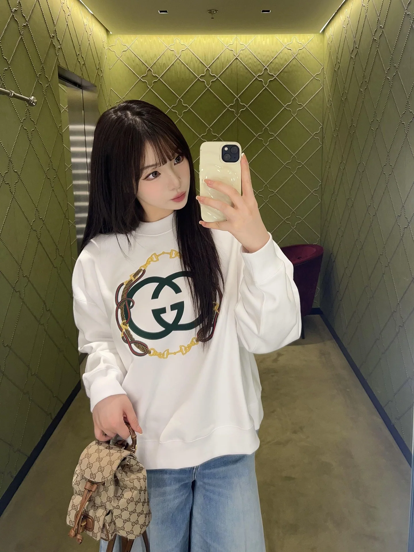 구찌 드롭숄더 루즈핏 자수 크루넥 니트 26 SS 상세 이미지 3