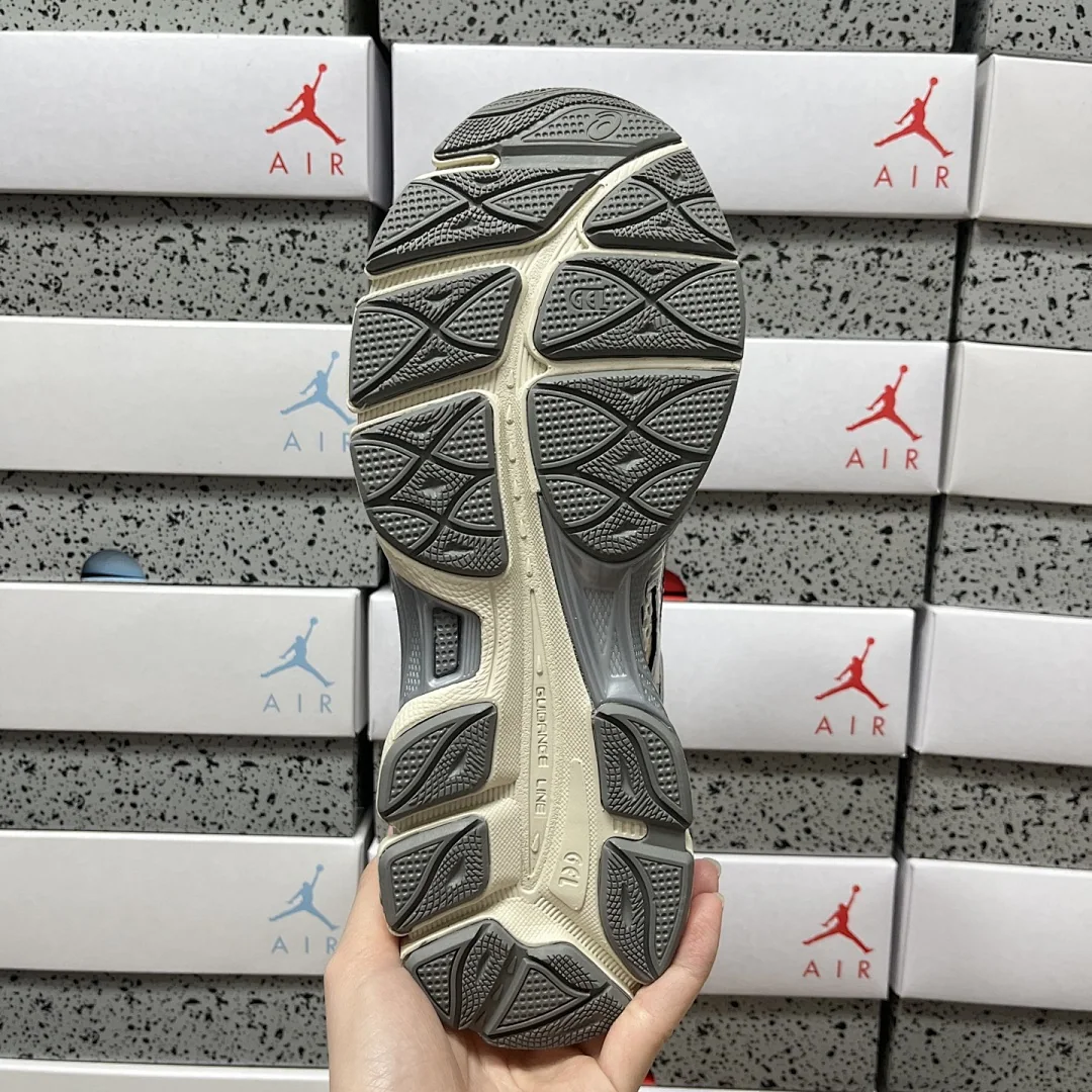 아식스 [TOP] 젤 큐뮬러스 16 1203A733-101 200299 Asics Gel-Cumulus 16 Cream Clay Grey 상세 이미지 2