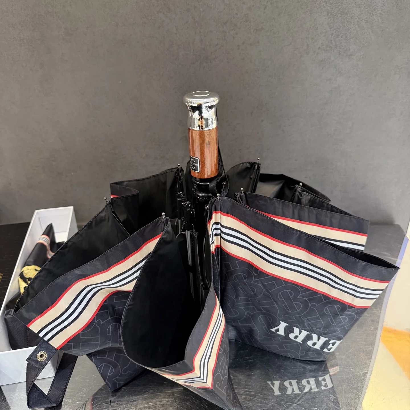 버버리 3 단 전자동 양산 우산 상세 이미지 5