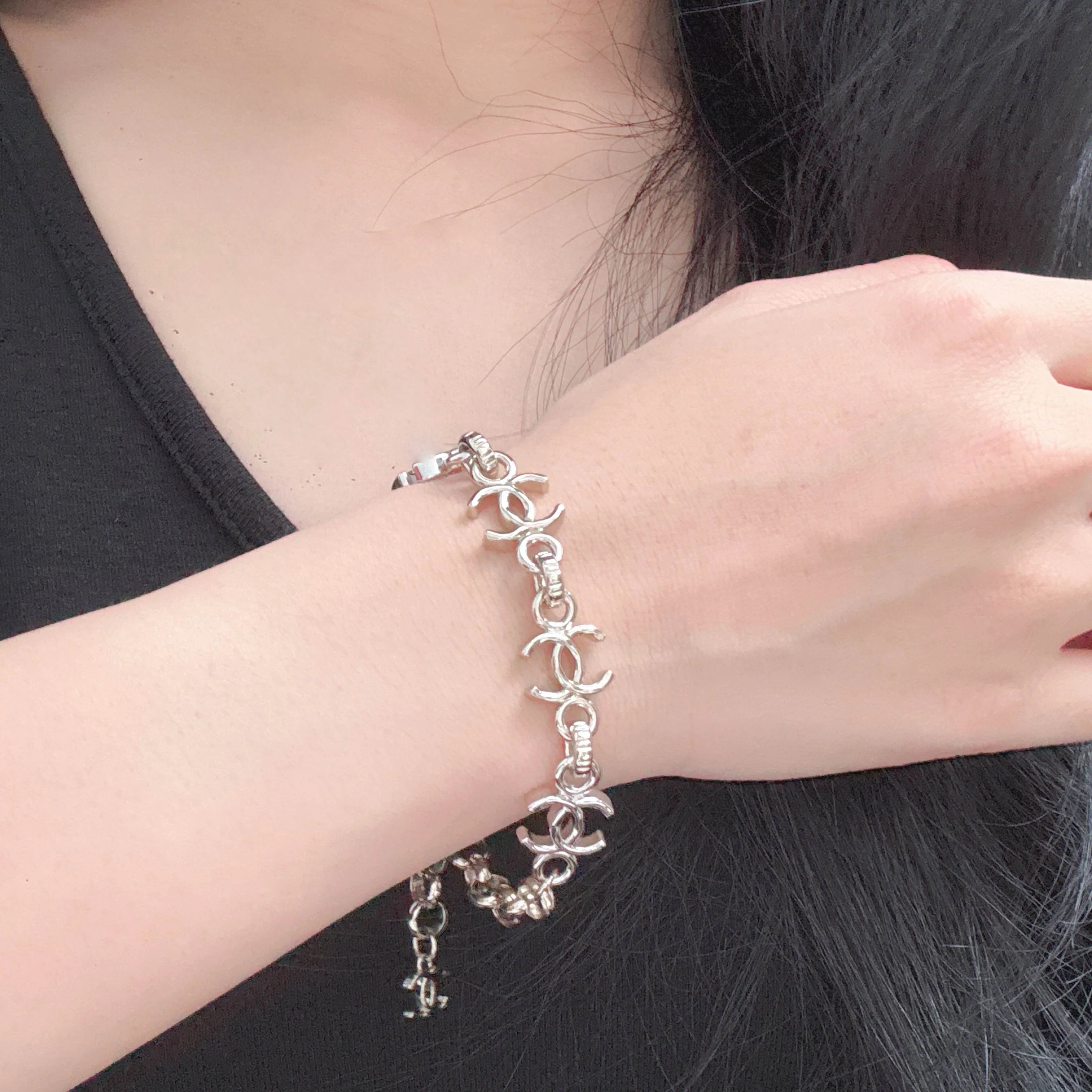 샤넬 26 P 플라워 장식 팔찌 153471