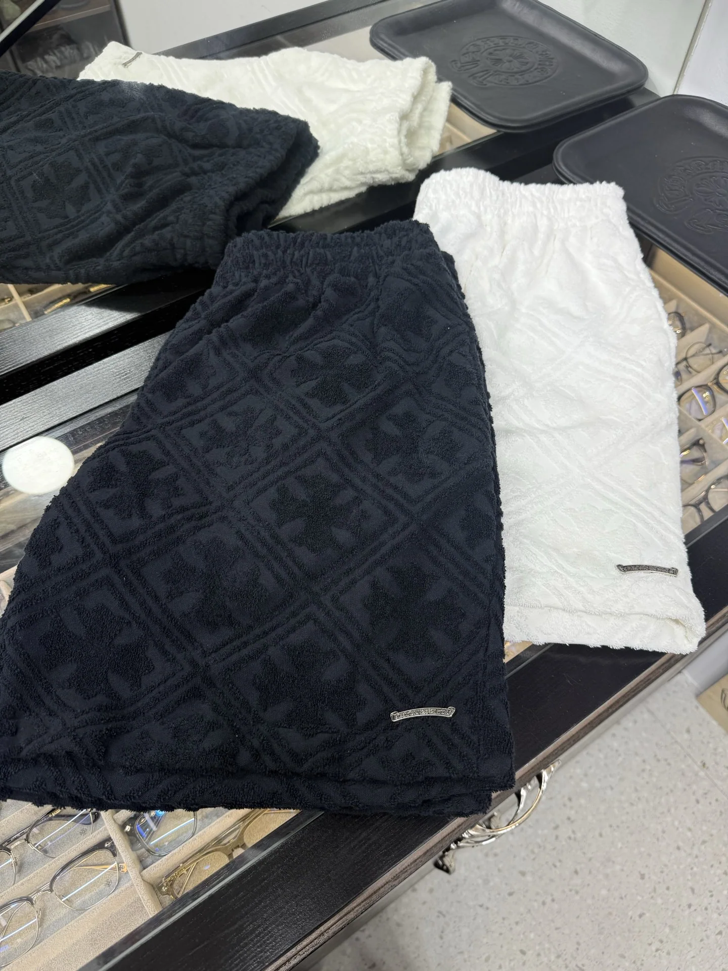 크롬하츠 모노그램 크로스 패치 블랙 테리클로스 반바지 상세 이미지 1