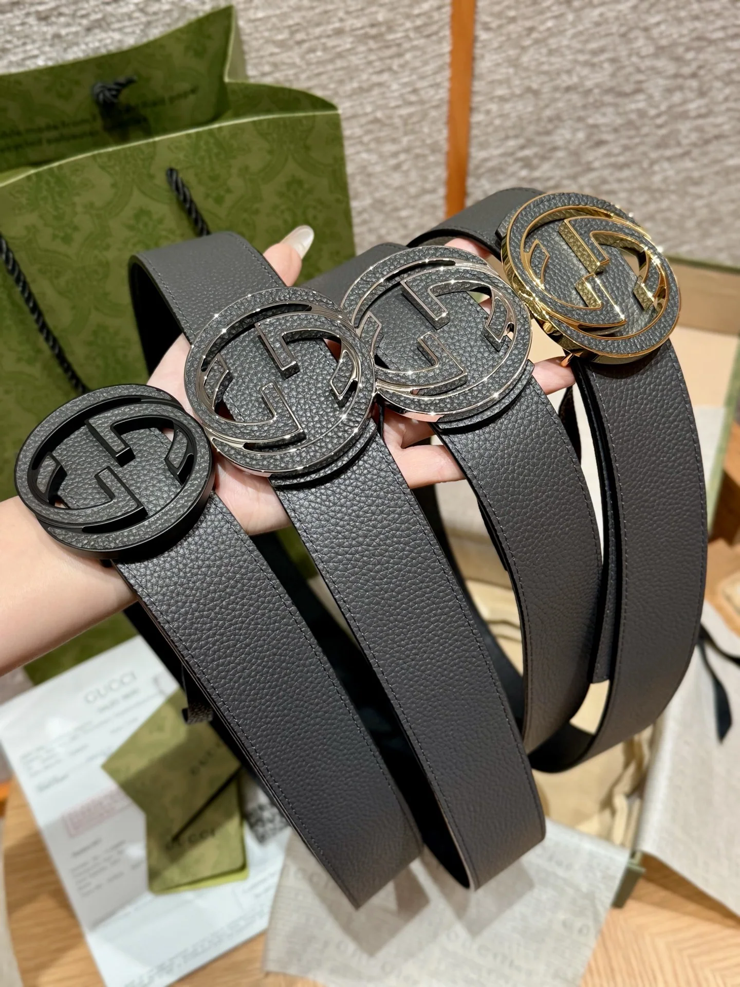 구찌 인터로킹 G 버클 양면 소가죽 벨트 176637