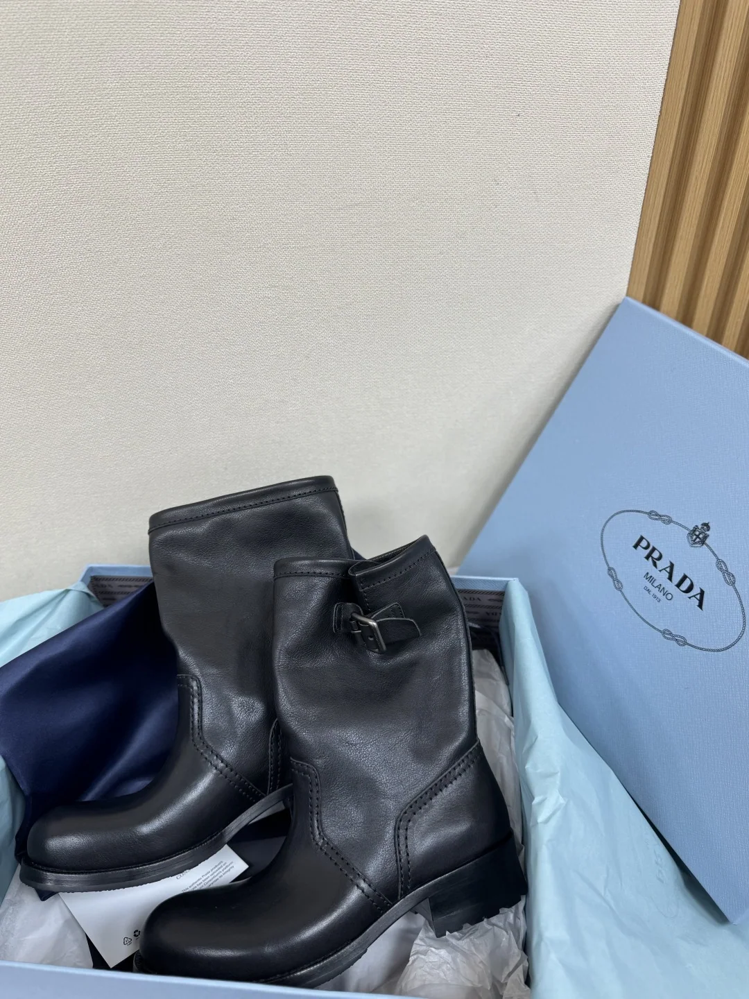 프라다 가죽 슬라우치 앵클 부츠 상세 이미지 3