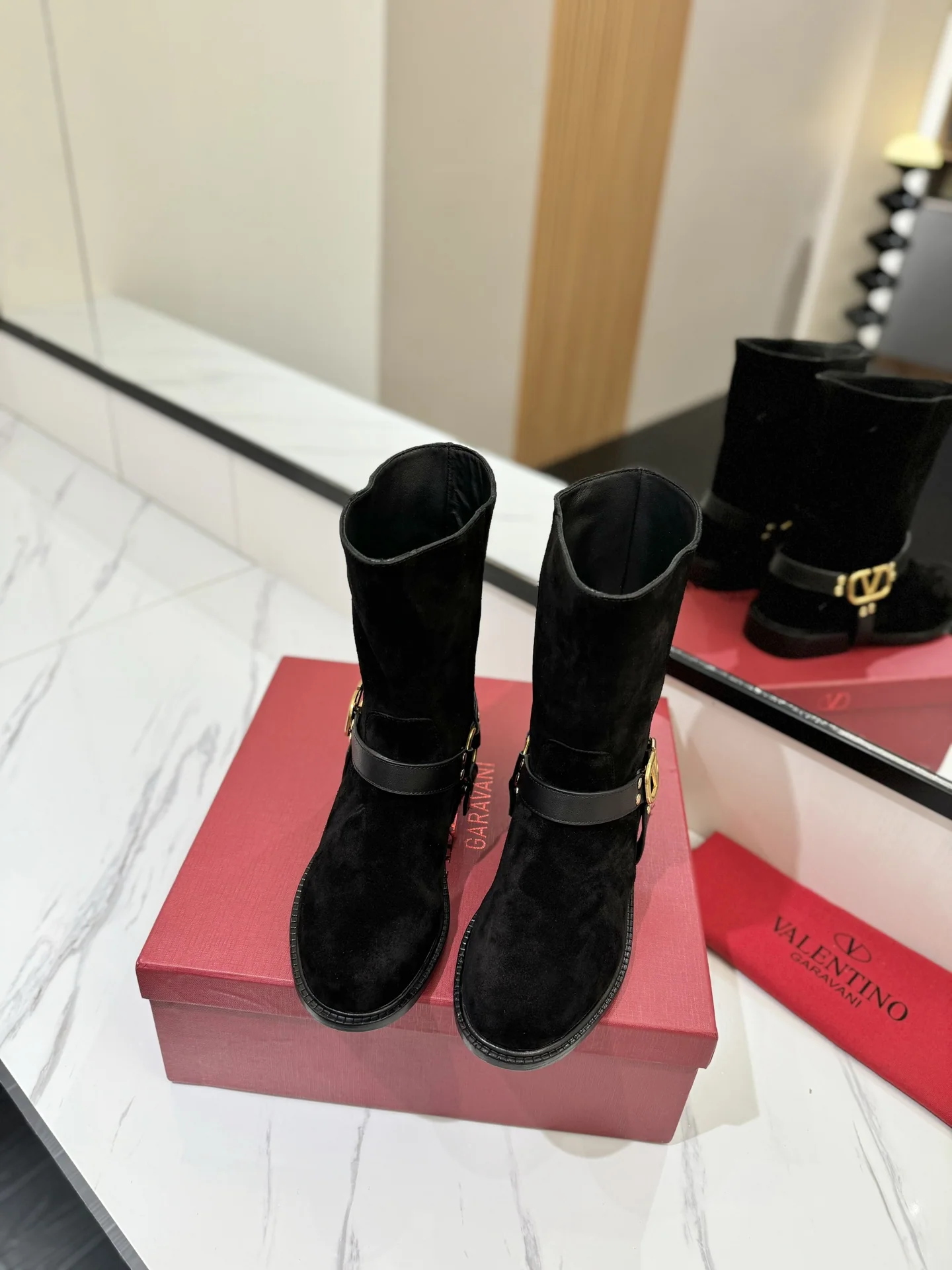발렌티노 V 버클 미드 카프 라이딩 부츠 상세 이미지 3