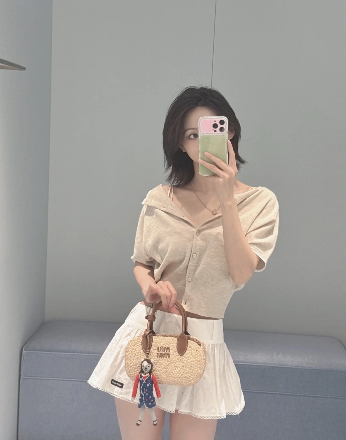 미우미우 화이트 자수 플리츠 미니스커트 상세 이미지 2