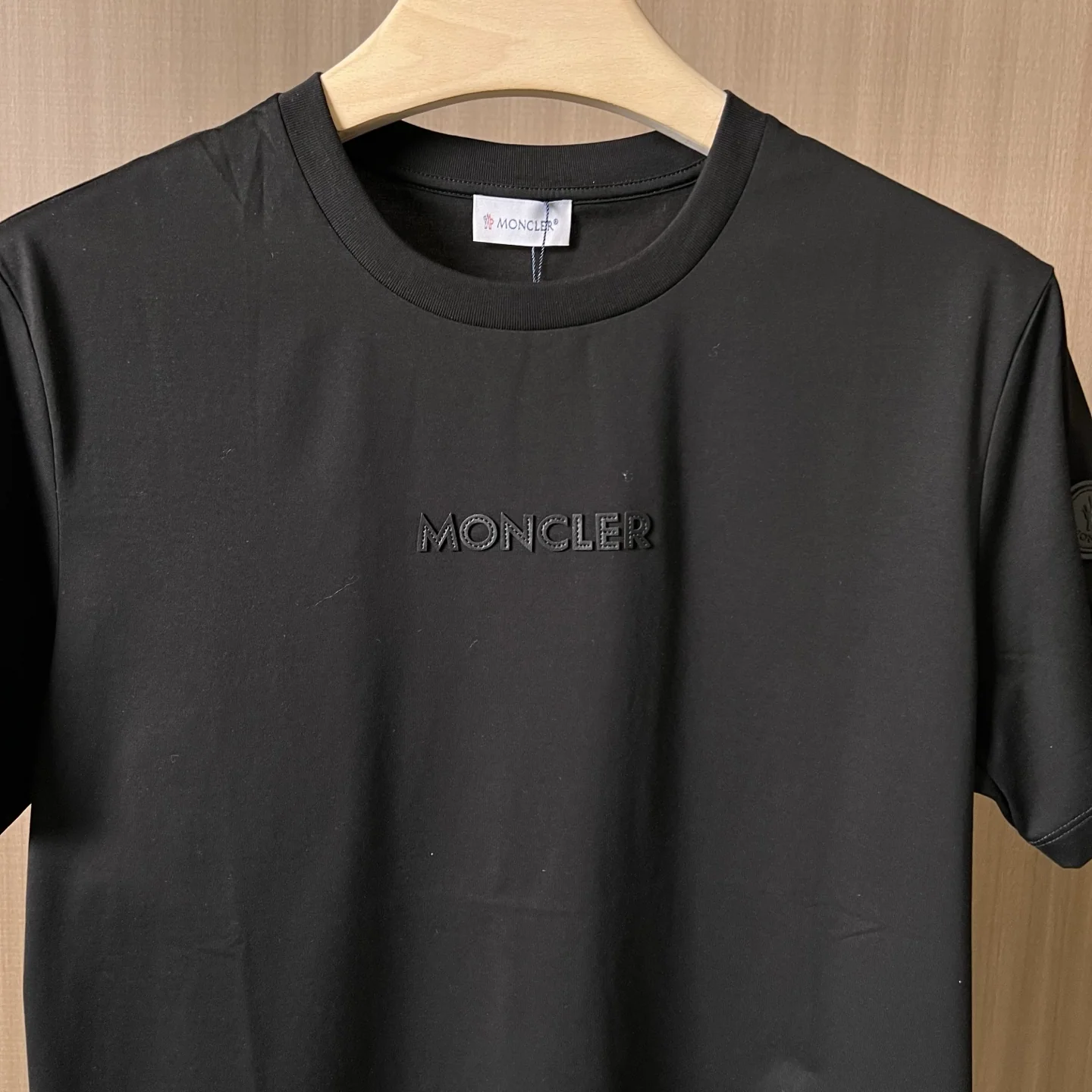 몽클레어 가죽 레터 자수 로고 반팔 티셔츠 상세 이미지 7