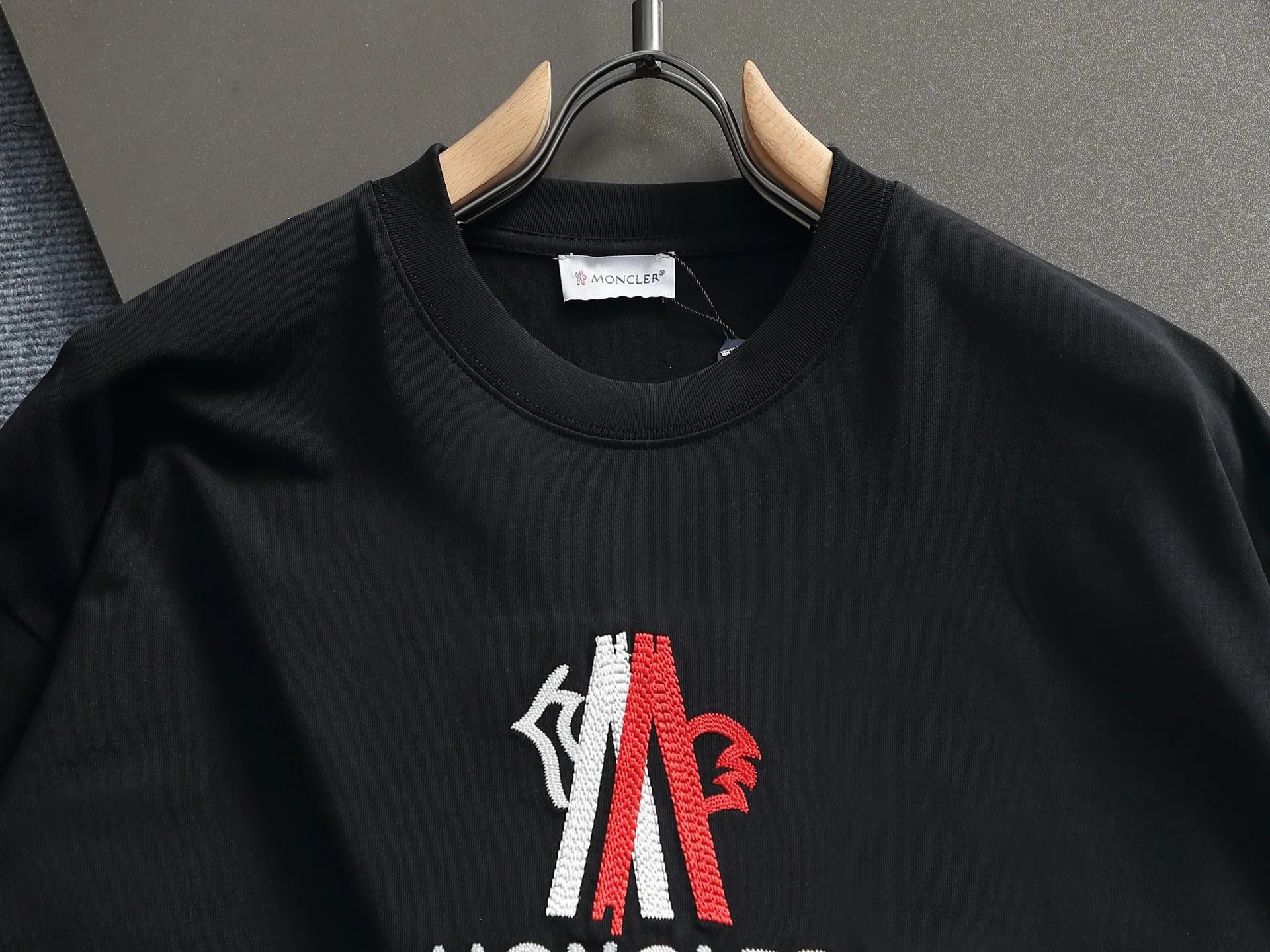 몽클레어 로고 자수 남성 반팔 티셔츠 상세 이미지 2