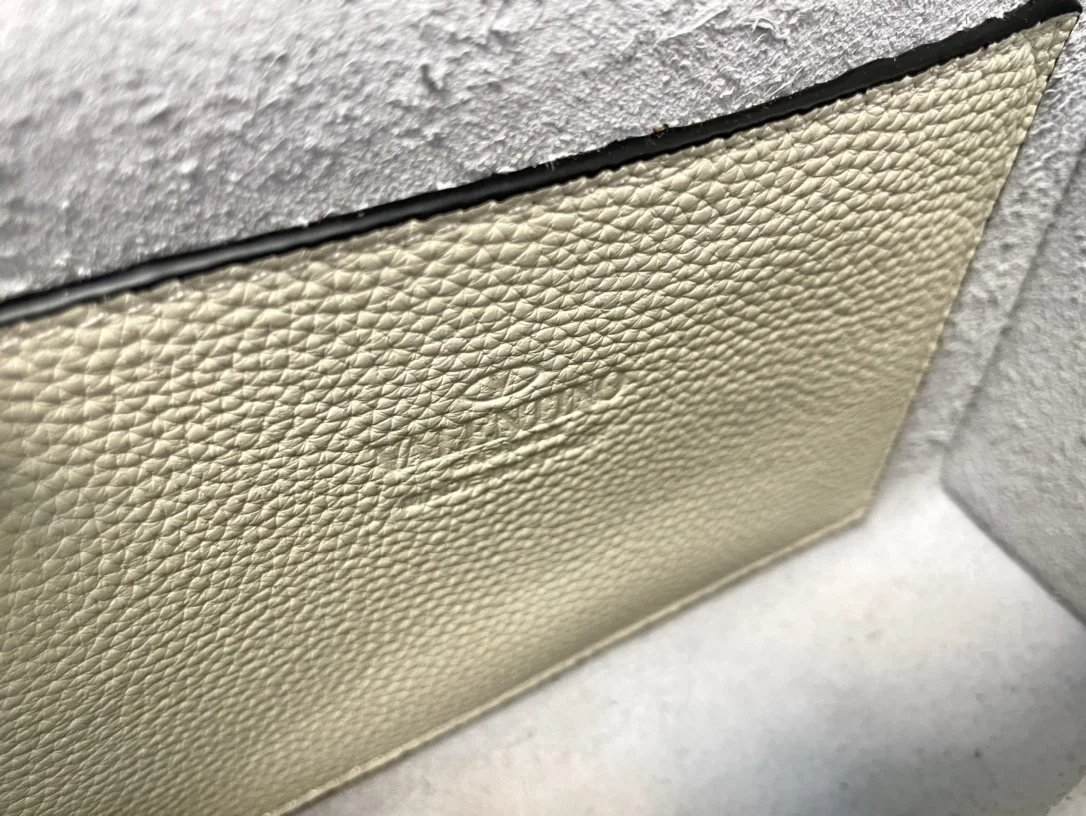 발렌티노 금장 스터드 화이트 메시 크로스백 상세 이미지 2