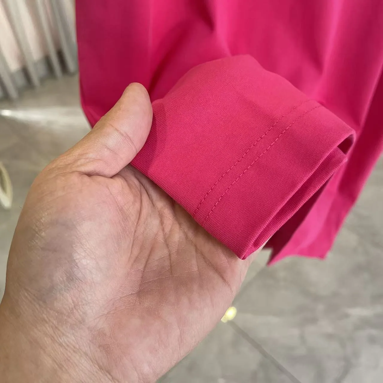 로에베 3D 실리콘 레터 로고 반팔 티셔츠 상세 이미지 6