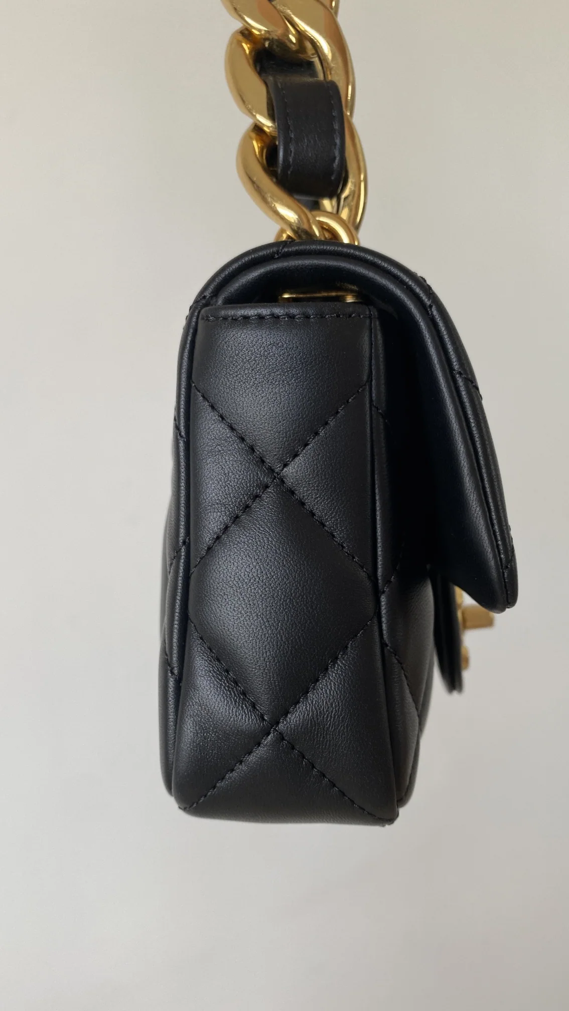 샤넬 청키 체인 미니 숄더백 Lambskin 가방 상세 이미지 7