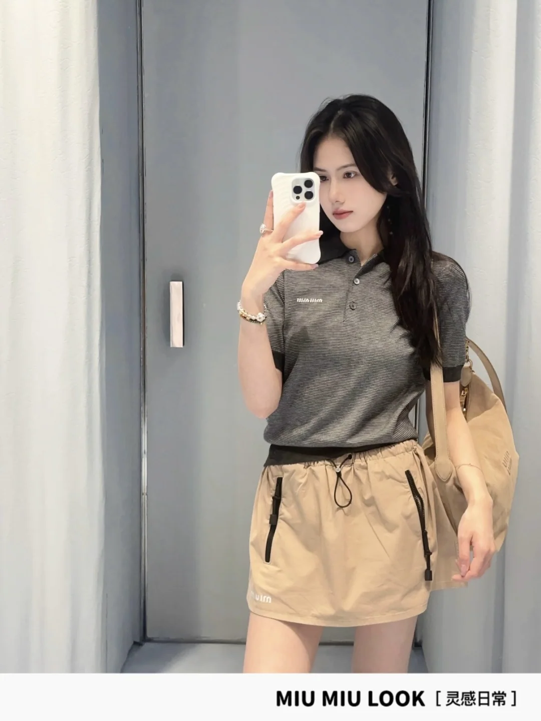 미우미우 그레이 스트라이프 카라 반팔 티셔츠 상세 이미지 6