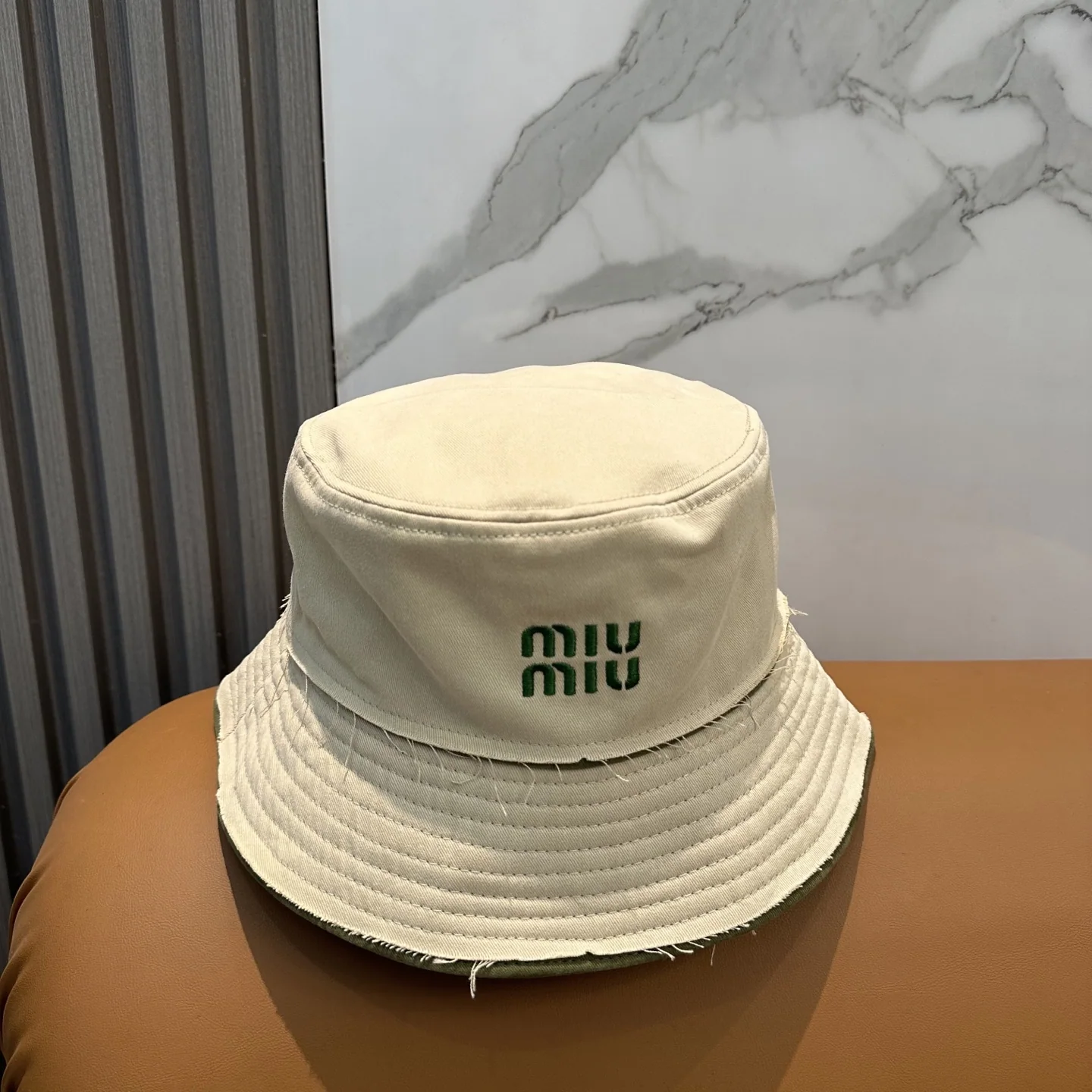 미우미우 자수 버킷 햇 모자 상세 이미지 5