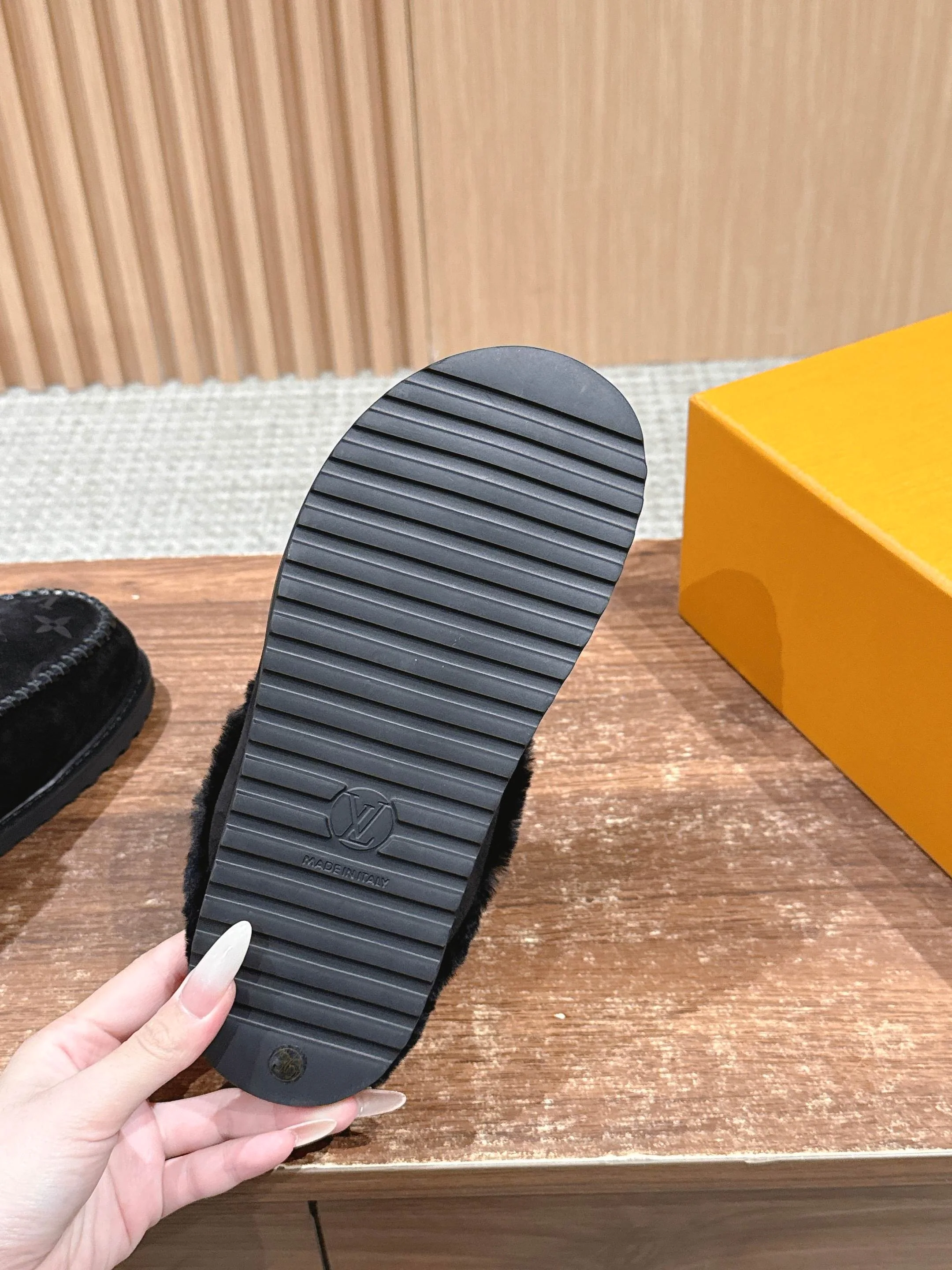 루이비통 코르티나 모노그램 스웨이드 로퍼 상세 이미지 9