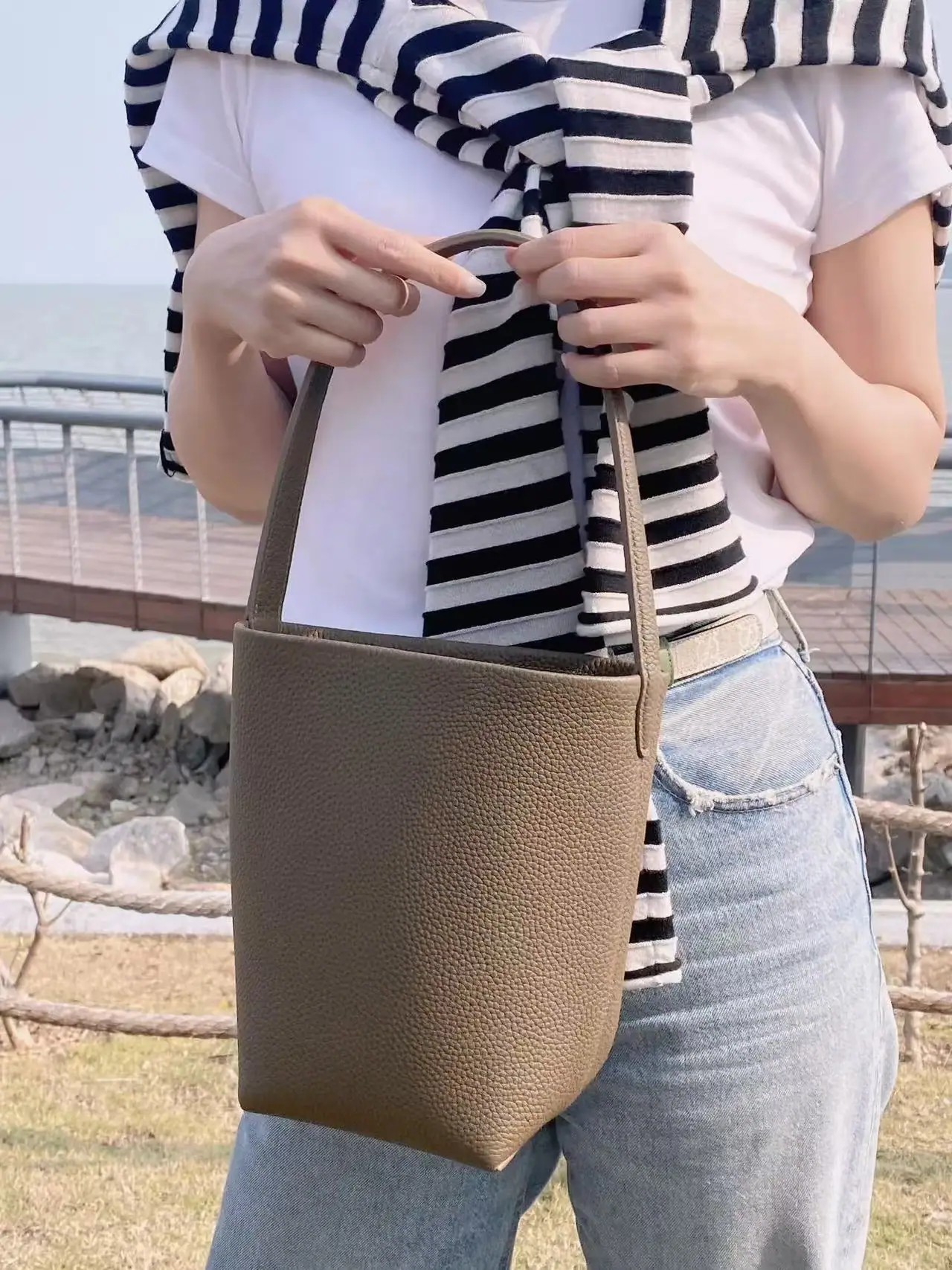 더로우 슬림 스몰 버킷백 75846