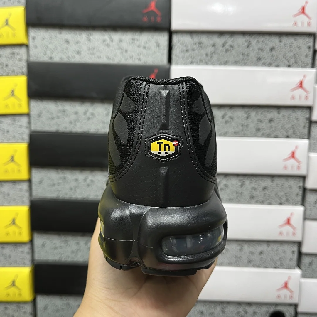 나이키 [DF] 에어 맥스 플러스 AJ2029-001 201706 Nike Air Max Plus Triple Black Leather 상세 이미지 5