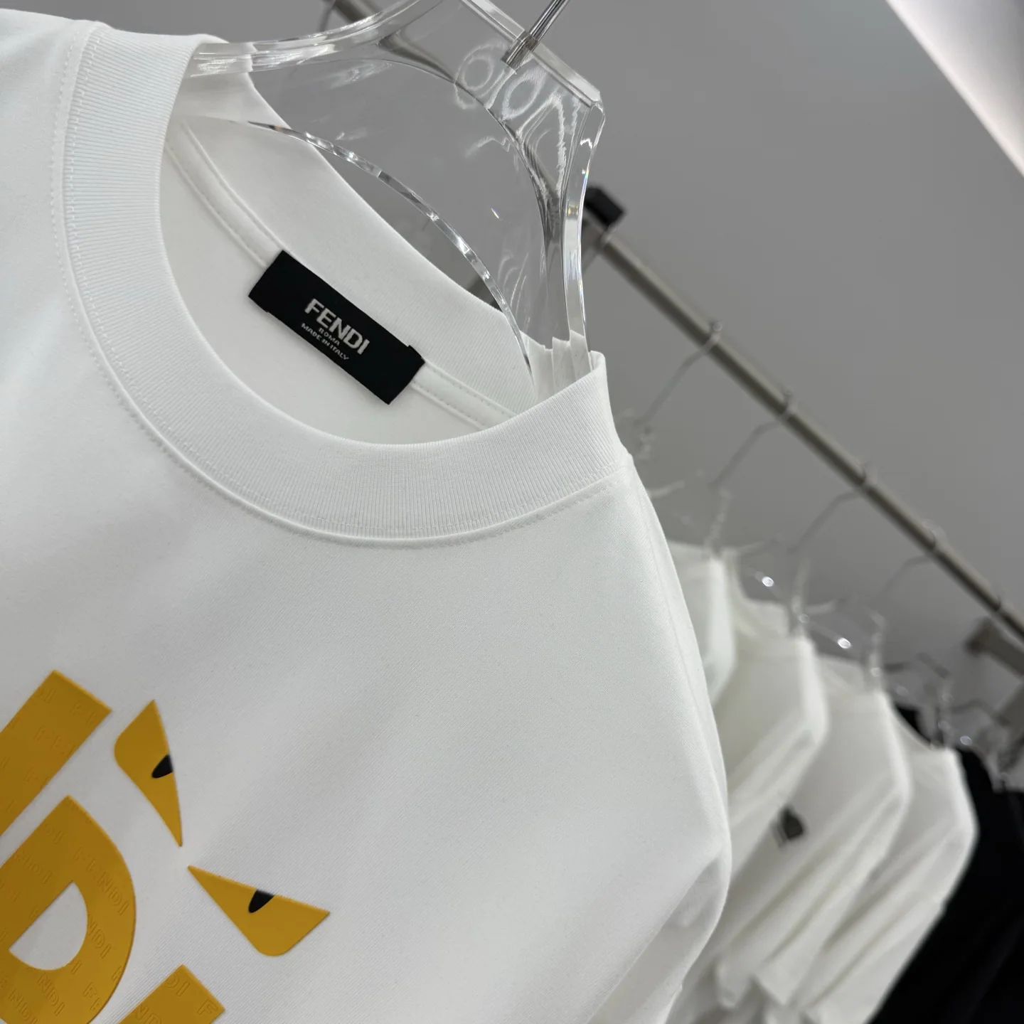 펜디 레이저 각인 크루넥 반팔 티셔츠 상세 이미지 4