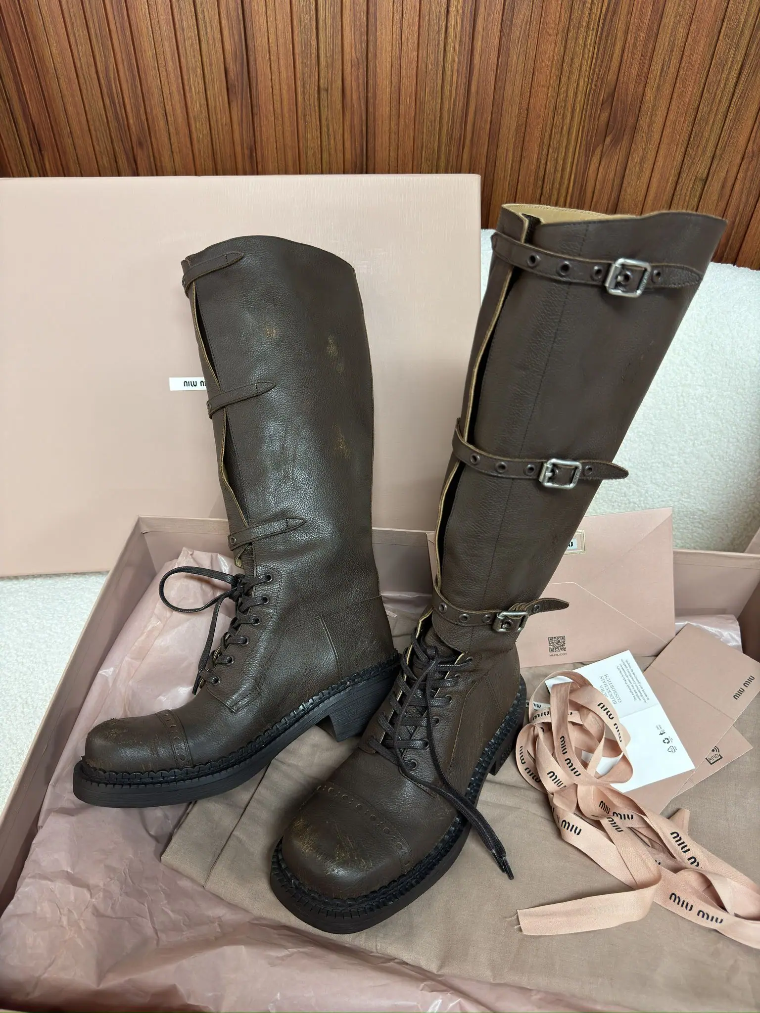 미우미우 24 FW 브라운 라이딩 부츠 상세 이미지 4