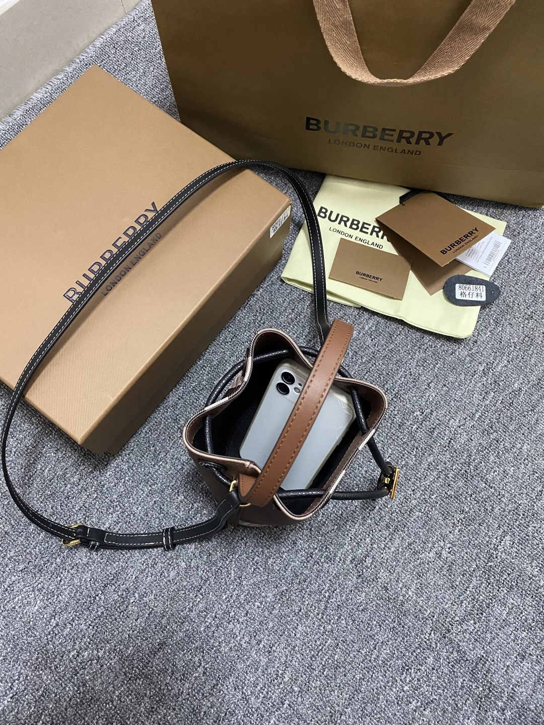 버버리 미니 버킷백 상세 이미지 7