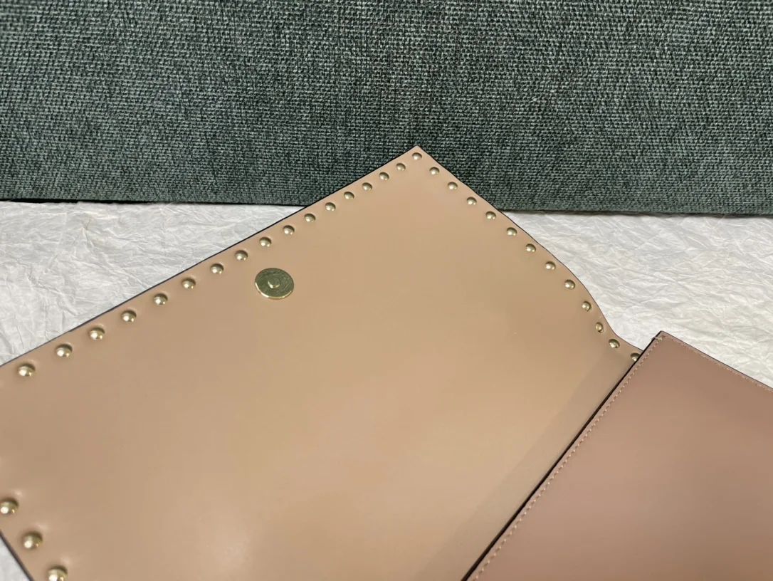 발렌티노 락스터드 카프스킨 클러치백 상세 이미지 7