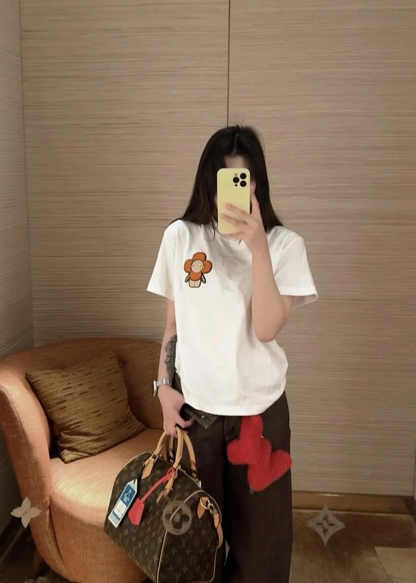 루이비통 칫솔 자수 크루넥 반팔 티셔츠 2026 SS 상세 이미지 4