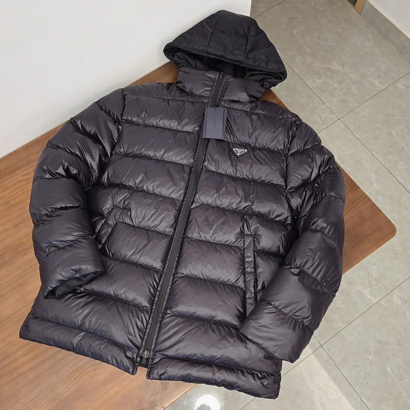 프라다 리버시블 후드 다운 패딩 재킷 24FW