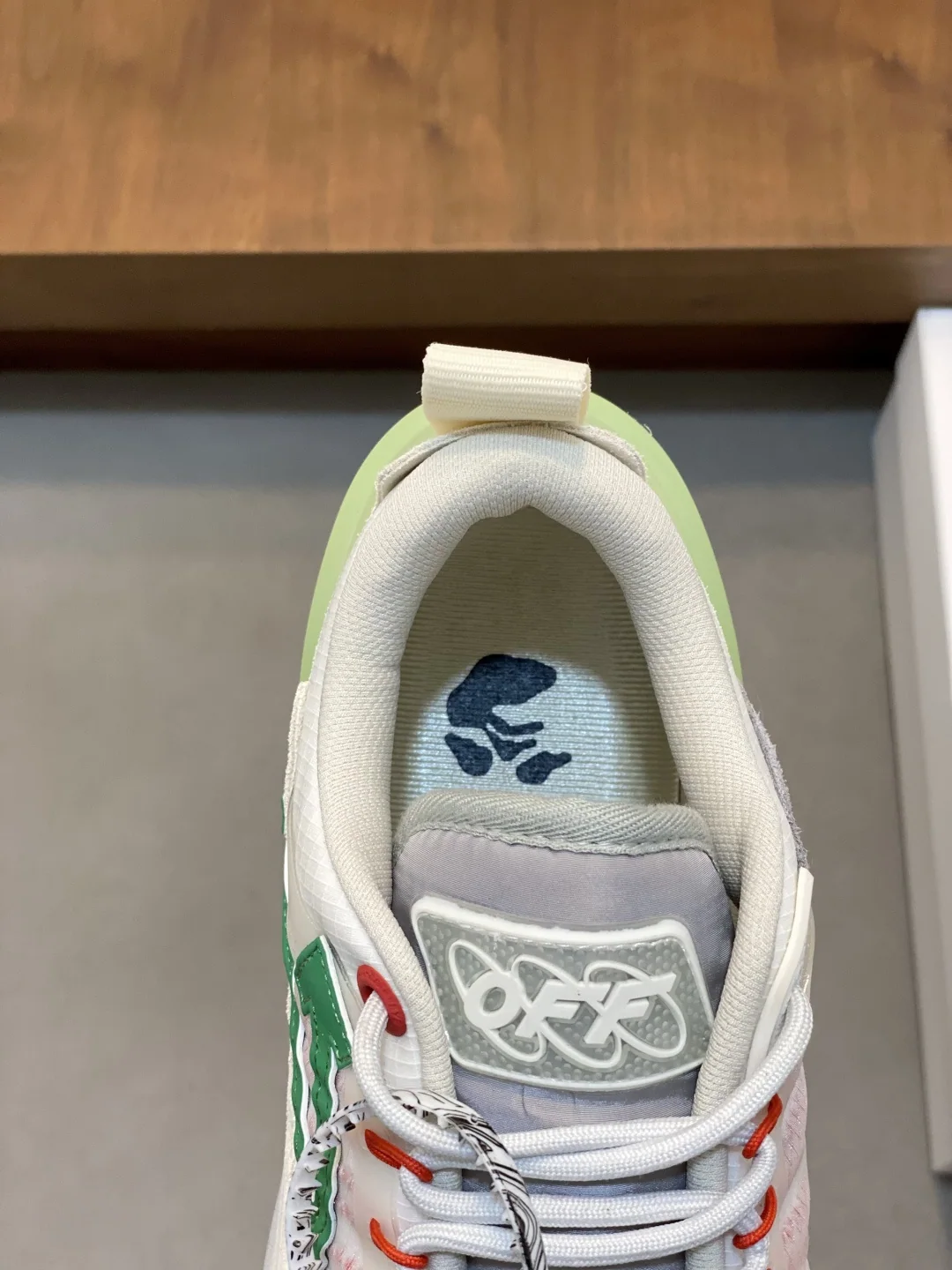 오프화이트 하이킹 및 캐주얼 신발 상세 이미지 7