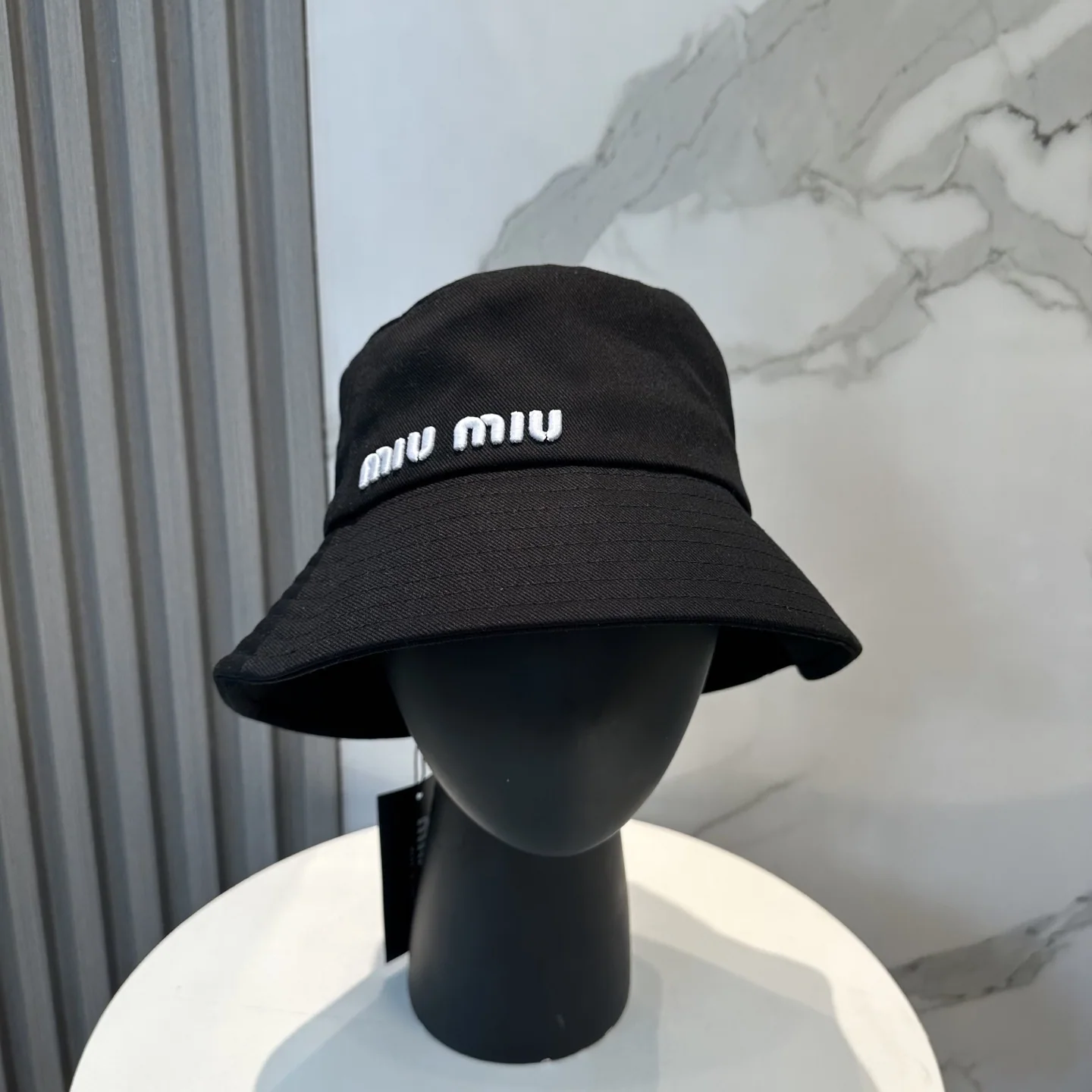 미우미우 자수 버킷 햇 모자 118636