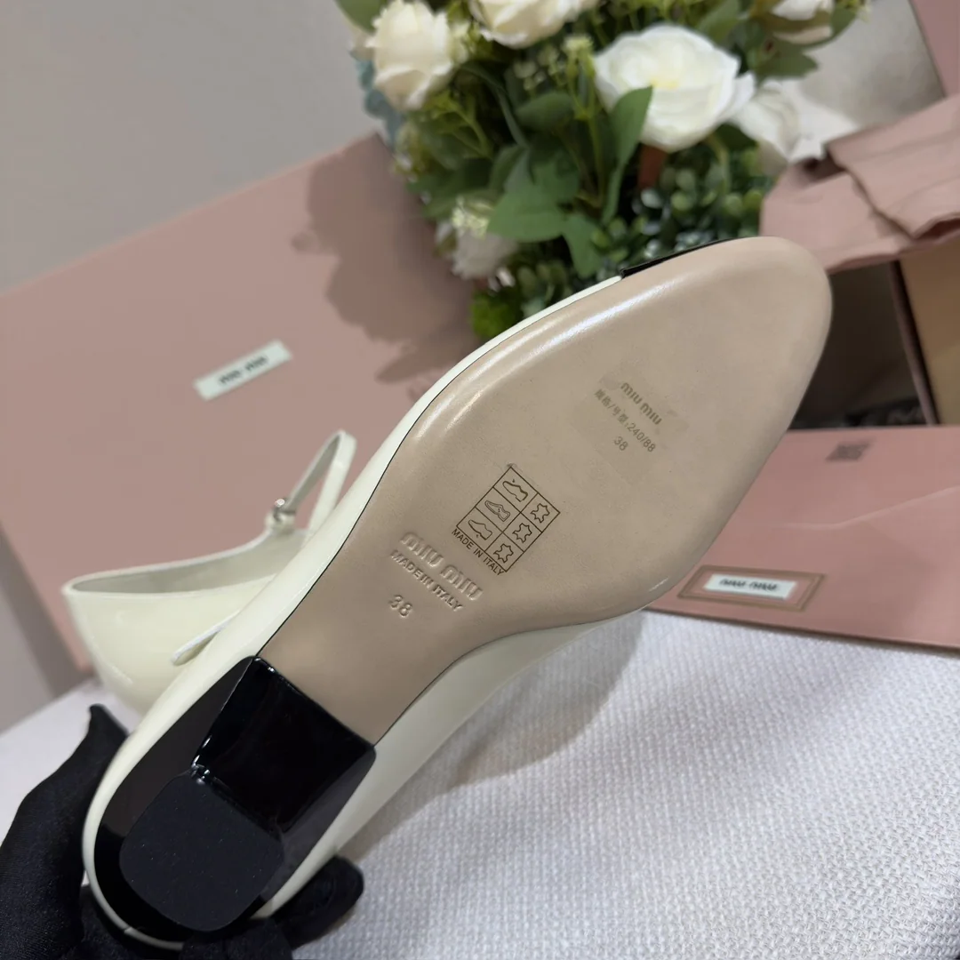 미우미우 밀크 화이트 에나멜 가죽 메리제인 로우힐 상세 이미지 7