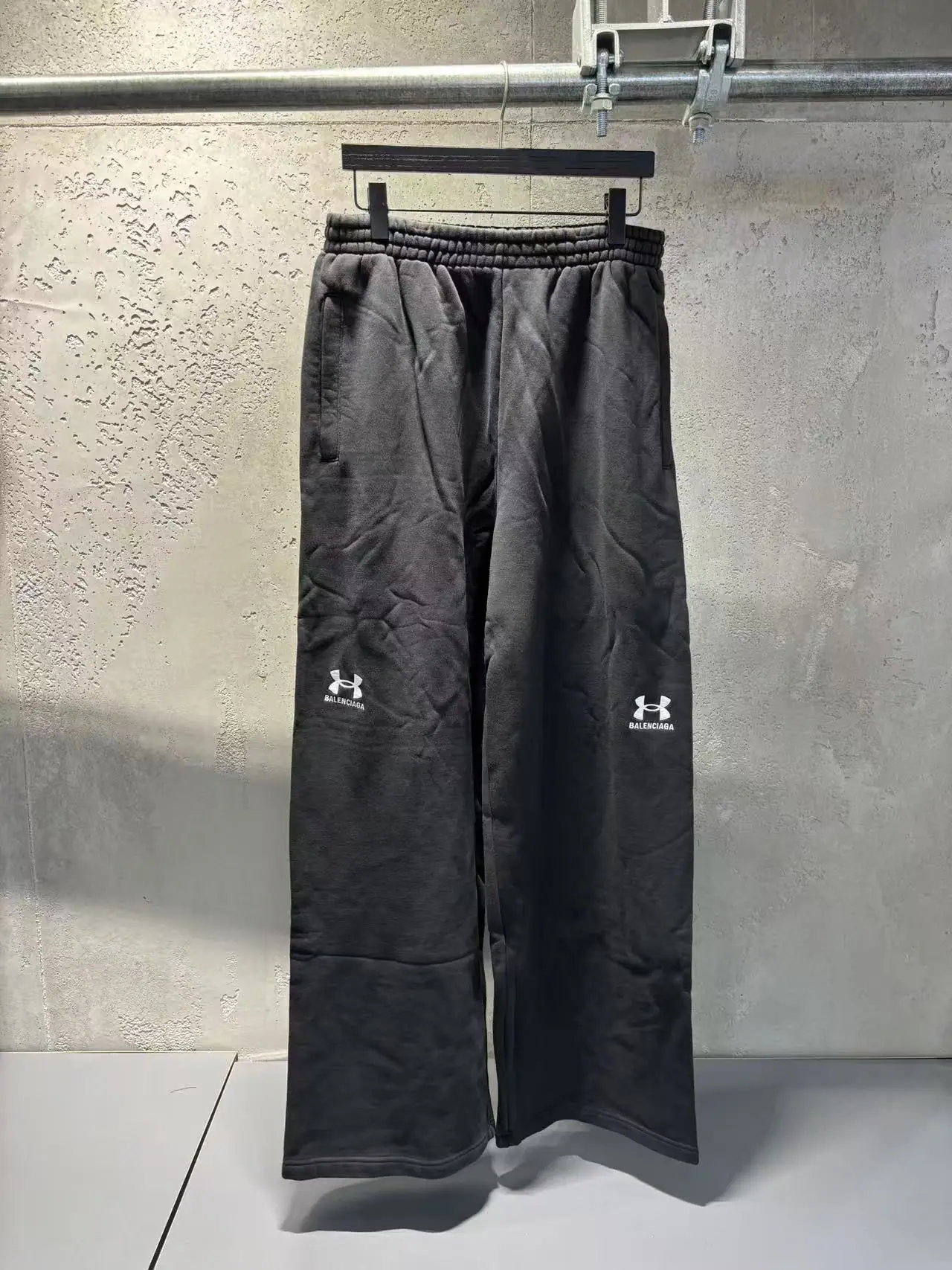 발렌시아가 남성 바지 상세 이미지 1