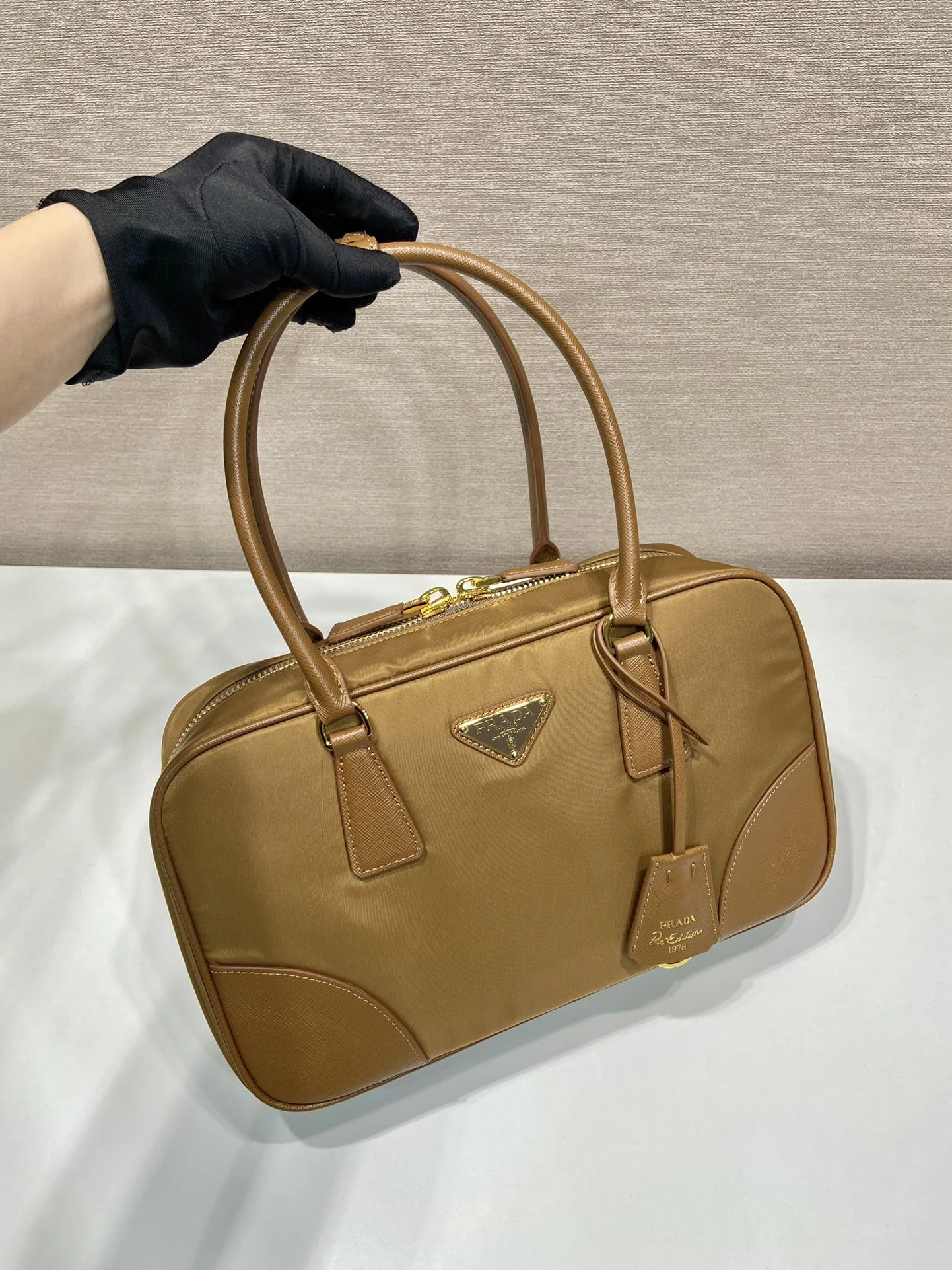 프라다 리사이클 나일론 더블 핸들 미디엄 가방 1BB115 상세 이미지 2