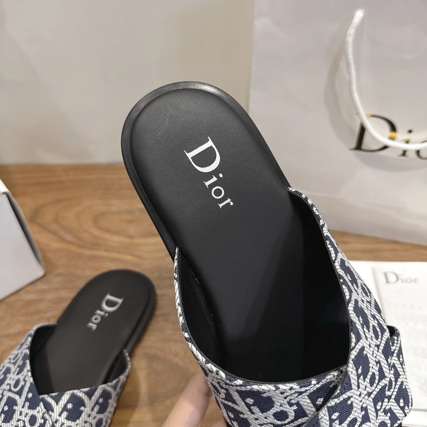 디올 CD 로고 모노그램 크로스 스트랩 남성 슬리퍼 상세 이미지 7