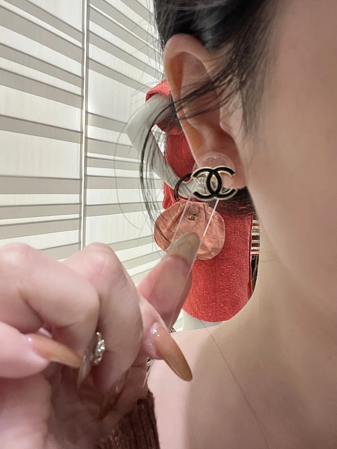 샤넬 블랙 레드 더블 C 귀걸이 상세 이미지 3