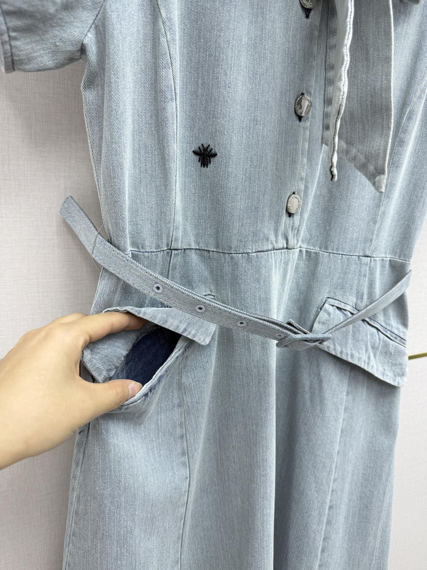 디올 데님 스탠드 카라 리본 벌 자수 원피스 상세 이미지 6