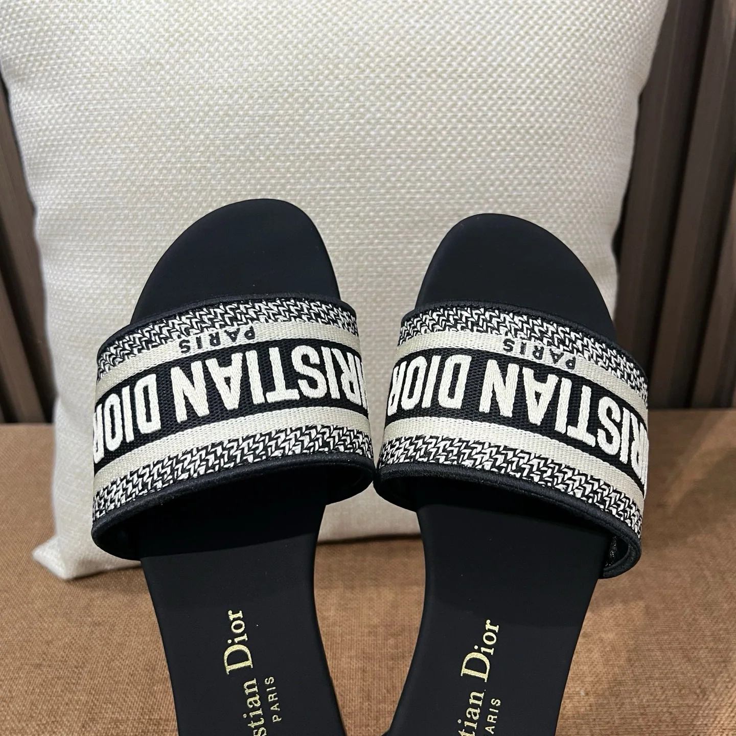 디올 자수 캔버스 샌들 상세 이미지 7