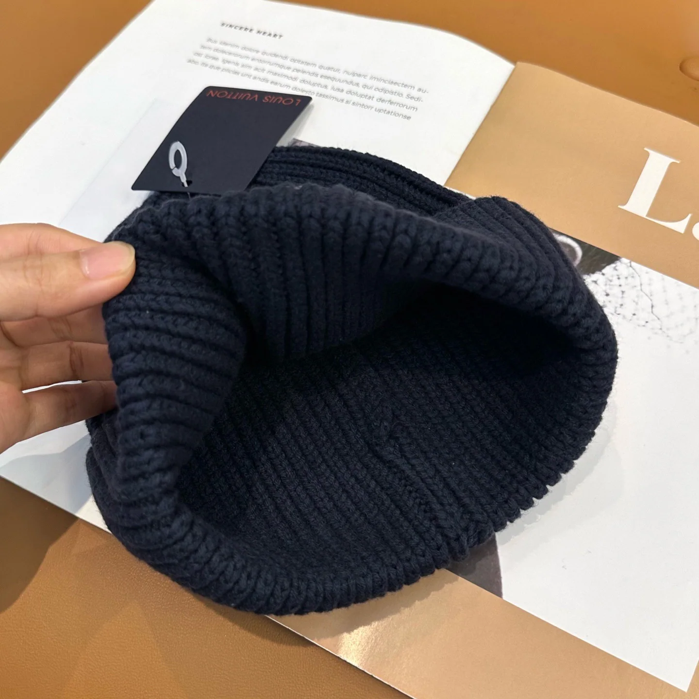 루이비통 LV 로고 니트 비니 모자 상세 이미지 3