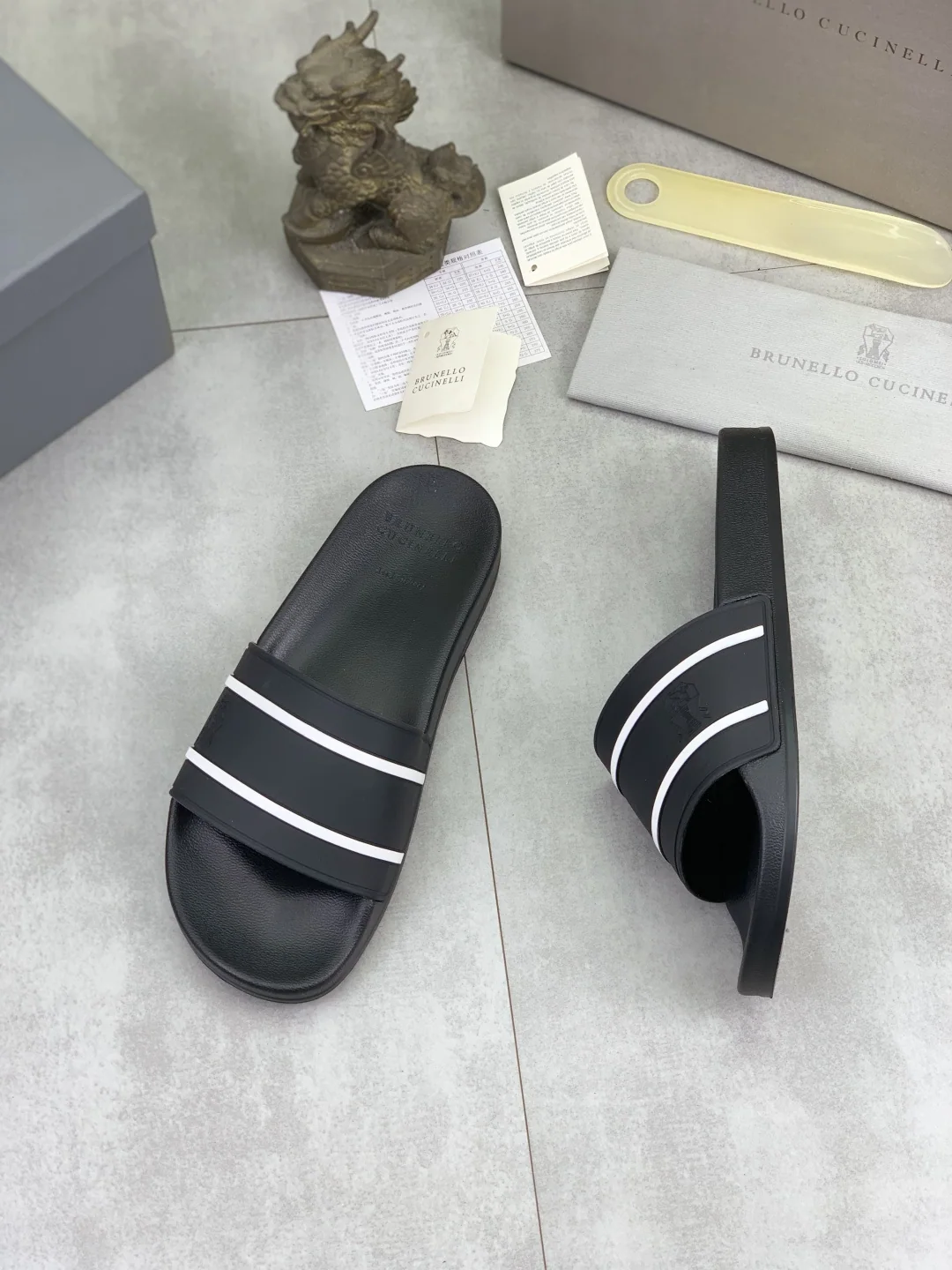 브루넬로쿠치넬리 워시드 스웨이드 남성용 샌들 상세 이미지 3