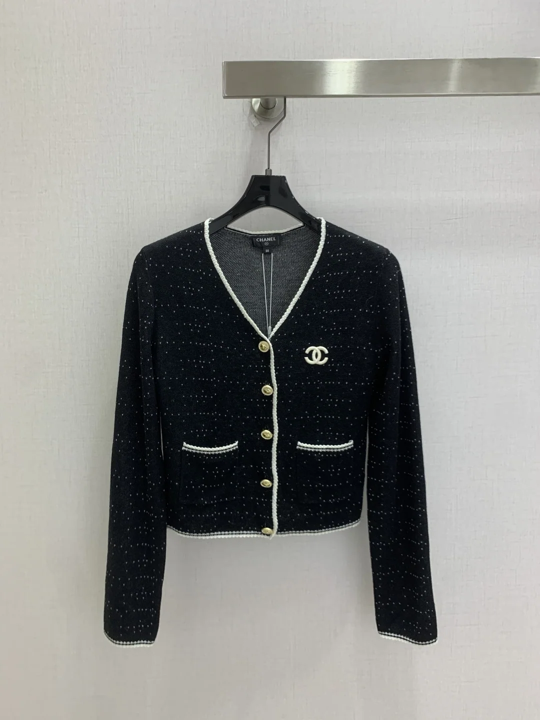 샤넬 폴카도트 V넥 숏 가디건 154630